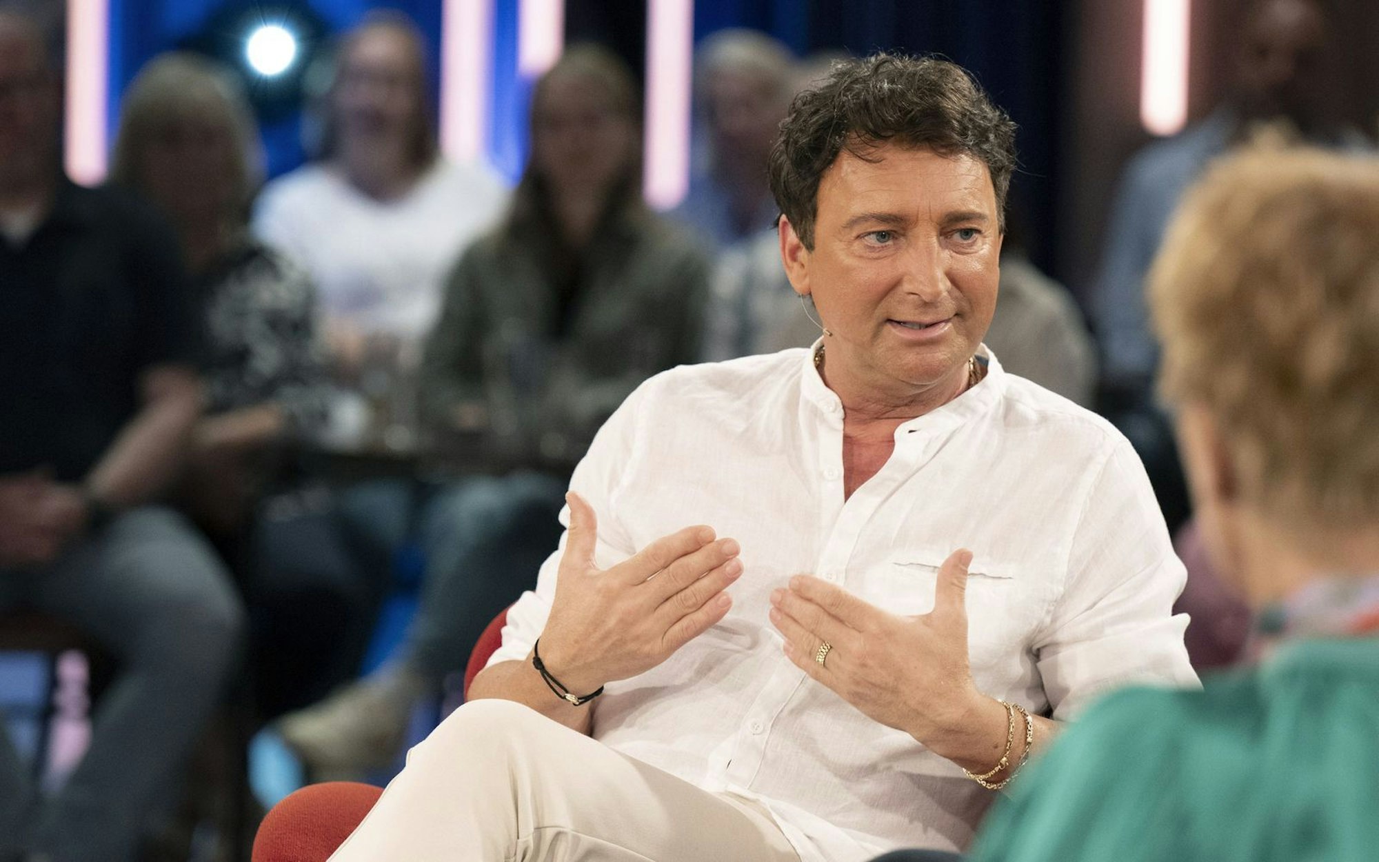 Schlagersänger Fredi Malinowski sprach im „Kölner Treff“ über seinen außergewöhnlichen Werdegang. (Bild: WDR / Melanie Grande)