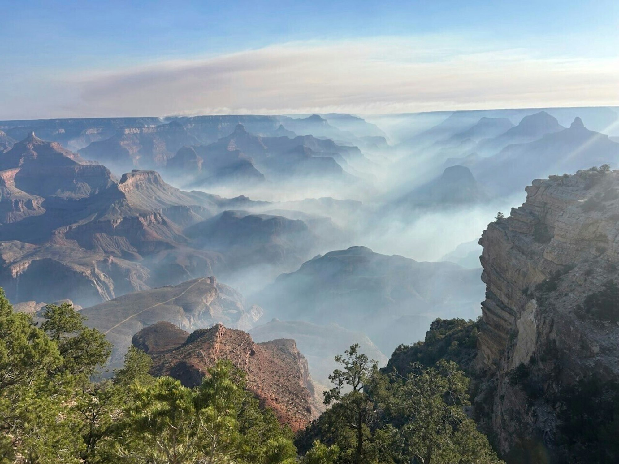 Rauch von Waldbränden liegt über dem Grand Canyon Nationalpark im Norden Arizonas.