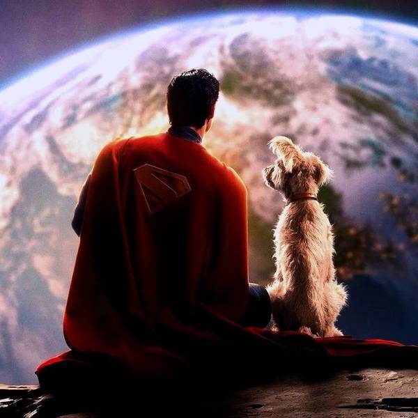 Superman betrachtet mit seinem Hund Krypto vom Mond aus die aufgehende Erde.