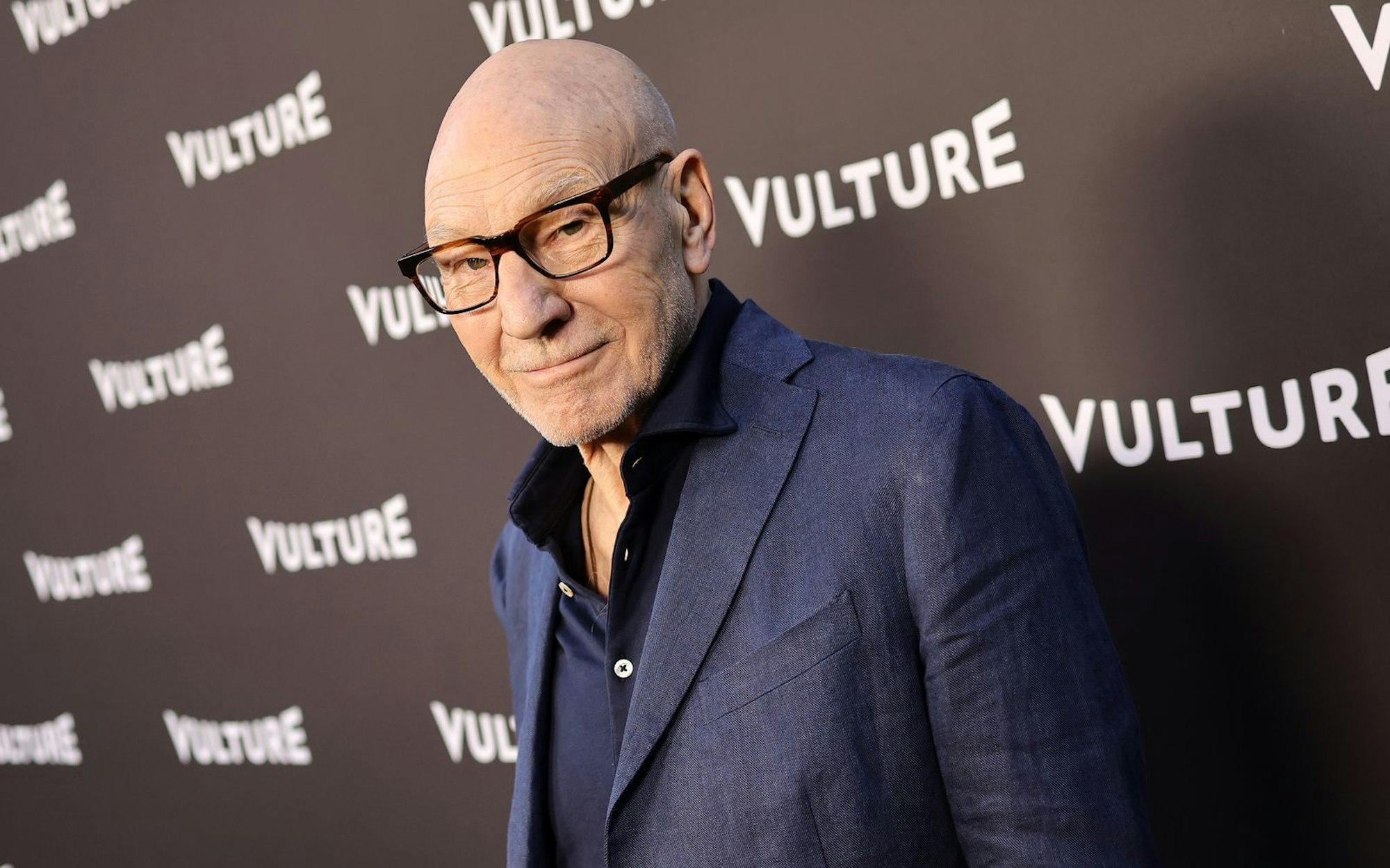 Sir Patrick Stewart steckt auch mit 85 Jahren noch voller Elan. (Bild: Matt Winkelmeyer/Getty Images for Vox Media)