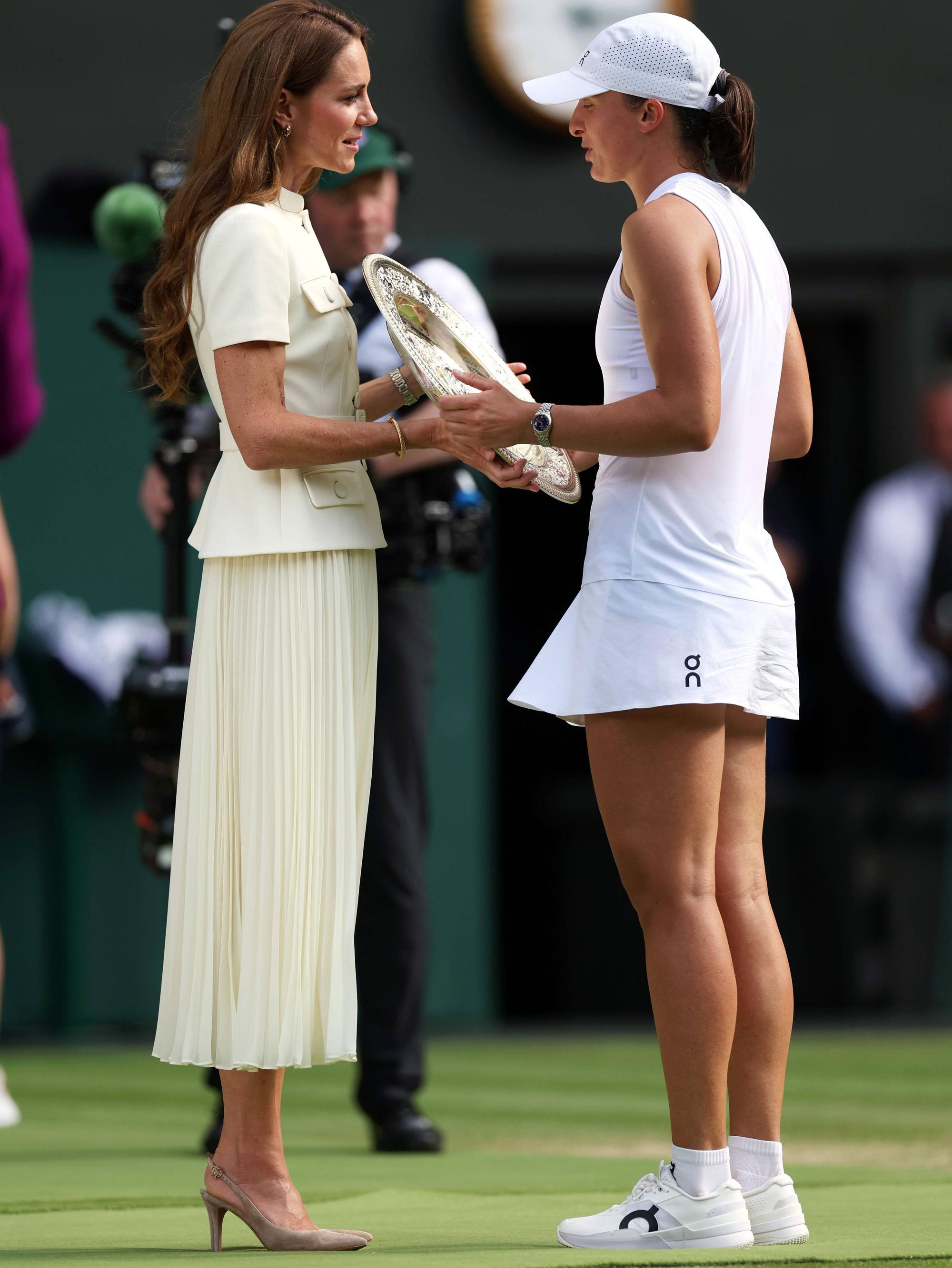 Prinzessin Kate überreicht Iga Świątek nach ihrem Sieg im Damenfinale der Wimbledon Championships 2025 die Siegerinnentrophäe, den Venus Rosewater Dish.