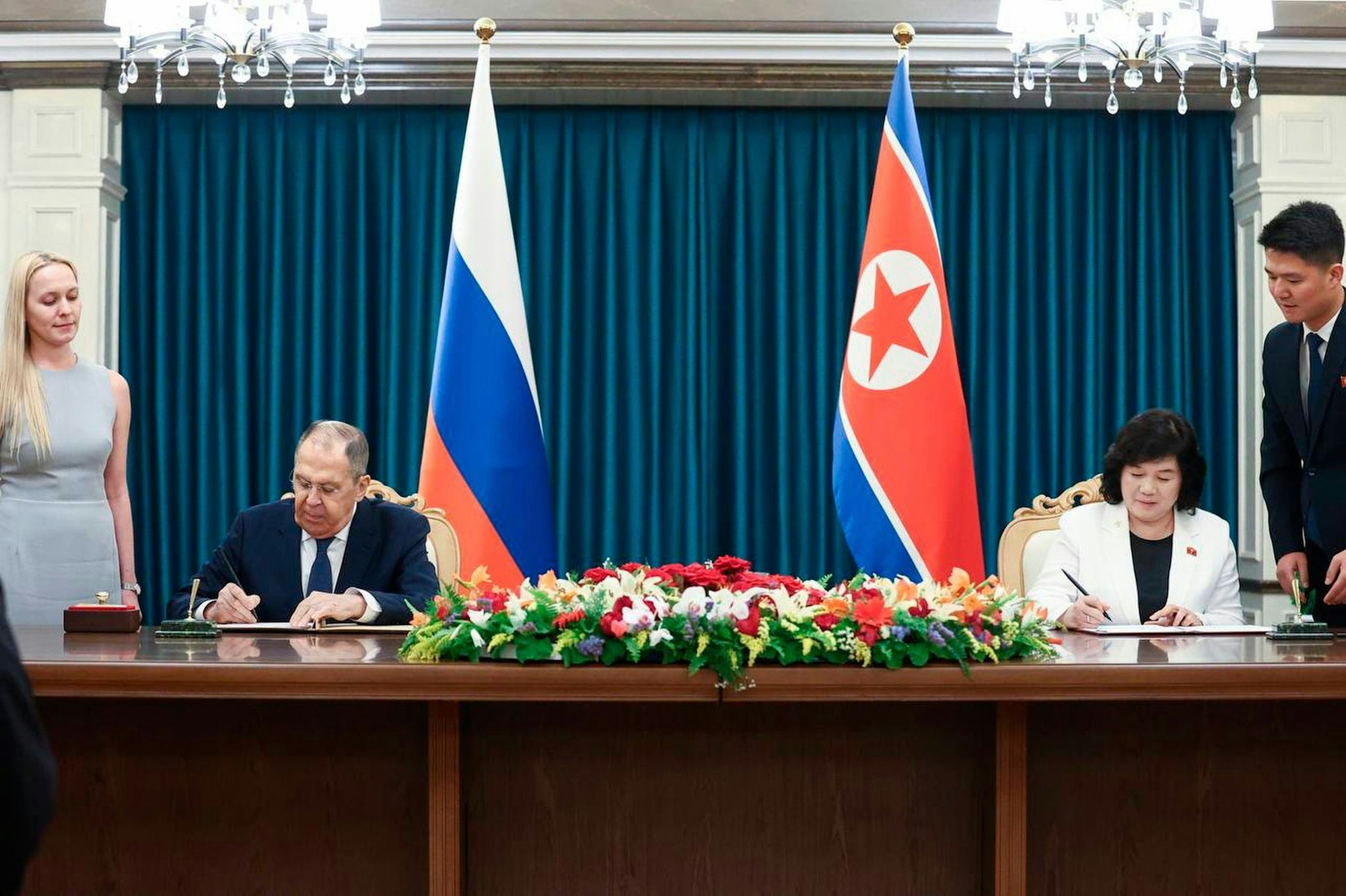 Der russische Außenminister Sergej Lawrow besucht die nordkoreanische Küstenstadt Wonsan, wo er unter anderem Gespräche mit seiner Amtskollegin Choe Son Hui geführt hat.