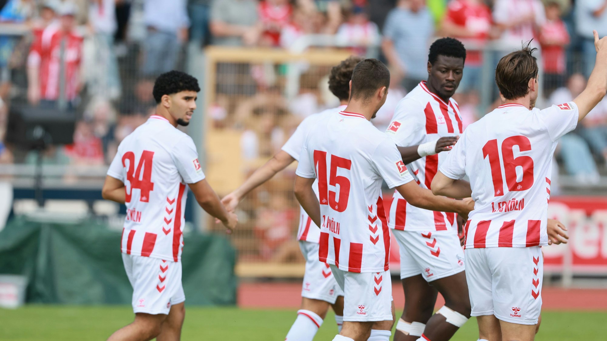 Die FC-Profis um Neuzugang Ragnar Ache bejubeln einen Treffer im Testspiel in Bergisch Gladbach.