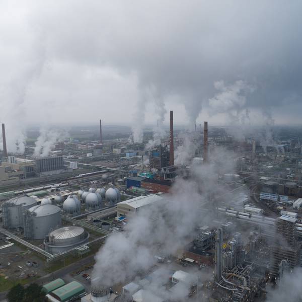 Luftbild vom Chempark Dormagen, auf dem zahlreiche rauchende Anlagen zu sehen sind.