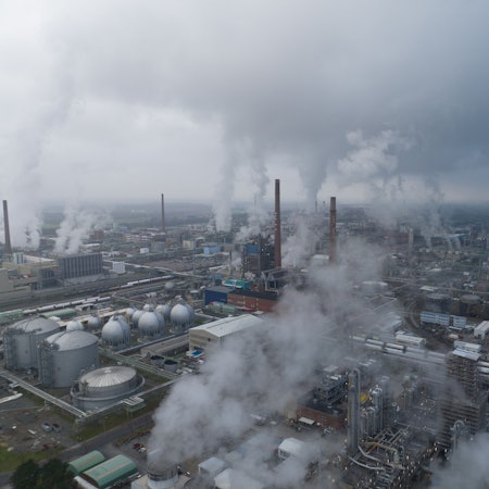Luftbild vom Chempark Dormagen, auf dem zahlreiche rauchende Anlagen zu sehen sind.