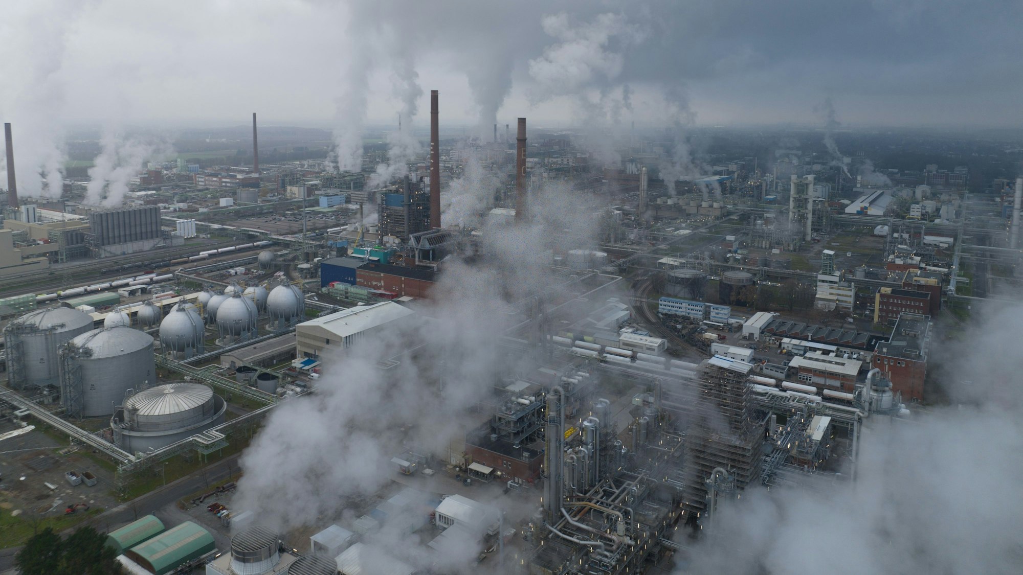 Luftbild vom Chempark Dormagen, auf dem zahlreiche rauchende Anlagen zu sehen sind.