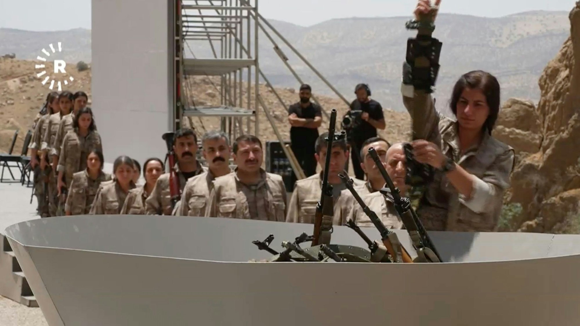 Kämpferinnen und Kämpfer der PKK (Arbeiterpartei Kurdistans) während einer symbolischen Entwaffnungszeremonie als Teil des Friedensprozesses mit der Türkei.