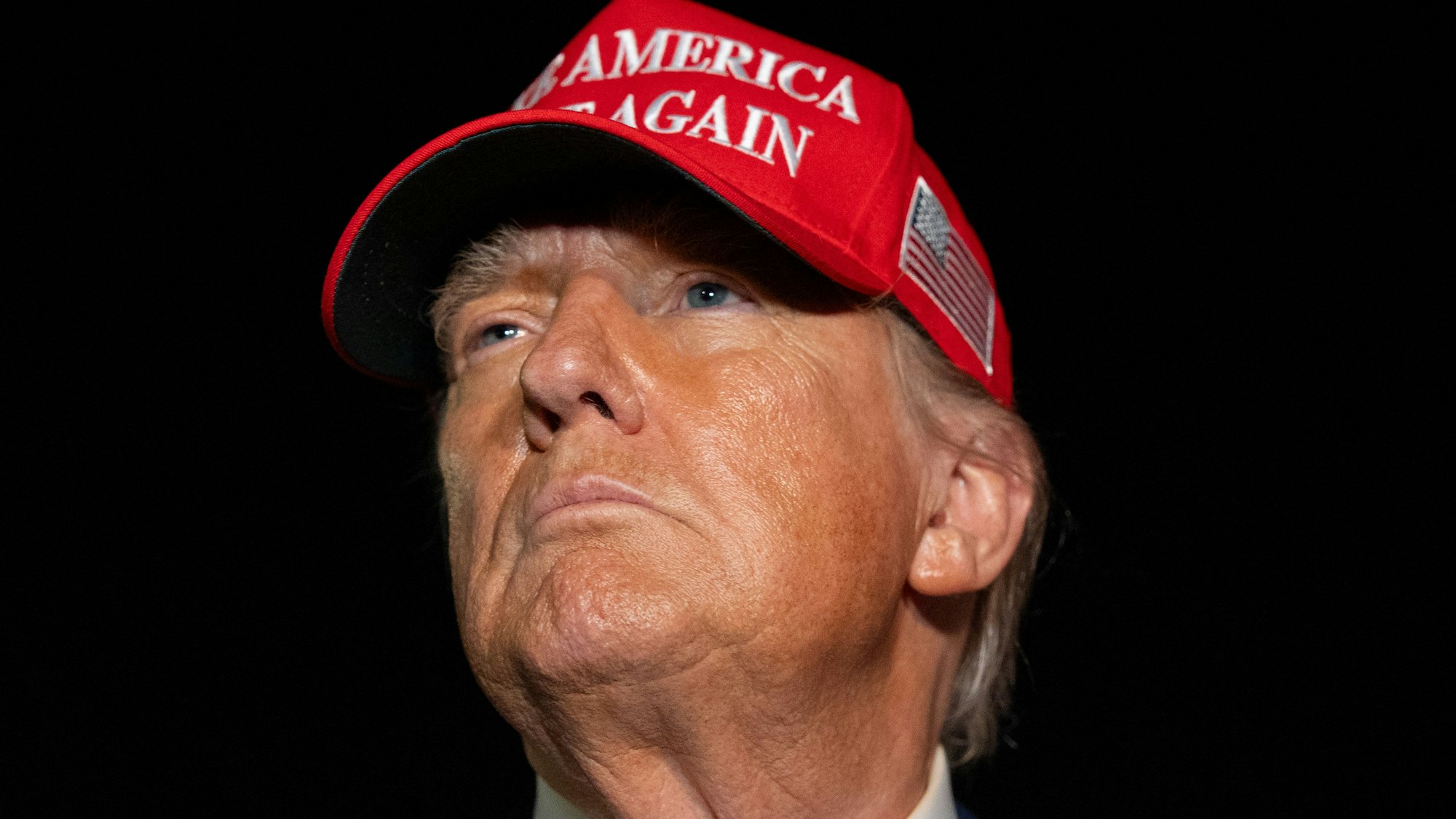 ARCHIV - 04.07.2025, USA, Gemeinsamer Stützpunkt Andrews: Präsident Donald Trump spricht mit Reportern bei seiner Ankunft in der Air Force One auf der Joint Base Andrews. (zu dpa: «Expertin: Zollstreit mit Trump bedroht Zukunft der EU») Foto: Alex Brandon/AP/dpa +++ dpa-Bildfunk +++