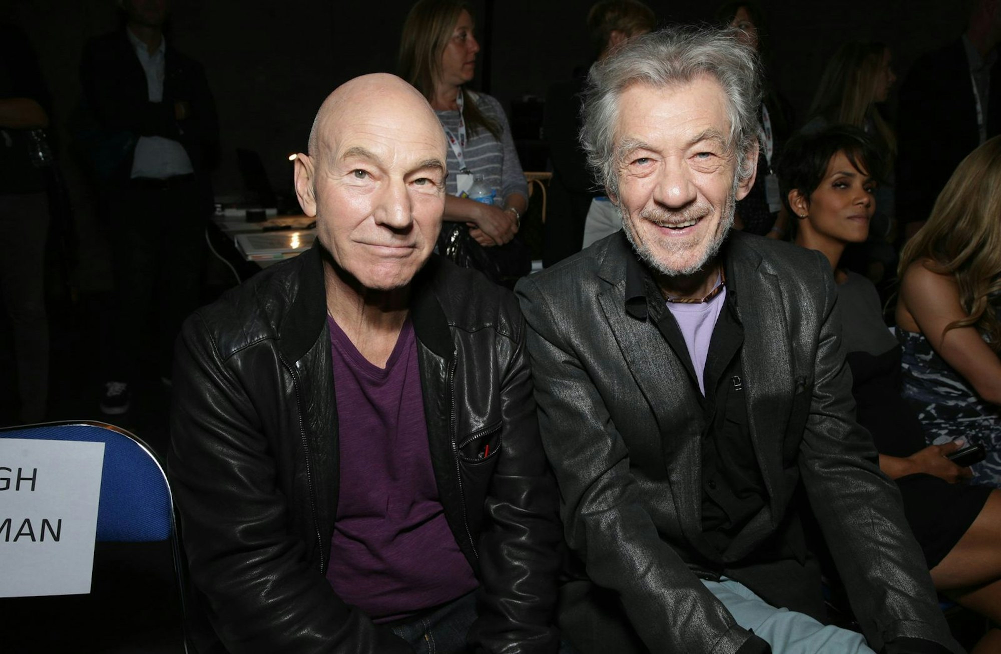 Mit seinem „X-Men“-Co-Star Ian McKellen (rechts) ist Patrick Stewart seit Jahrzehnten befreundet. Und zwar so eng, dass sich Stewart bei der Hochzeit mit seiner dritten Ehefrau Sängerin Sunny Ozell von seinem Kollegen trauen ließ. (Bild: 2013 Twentieth Century Fox)