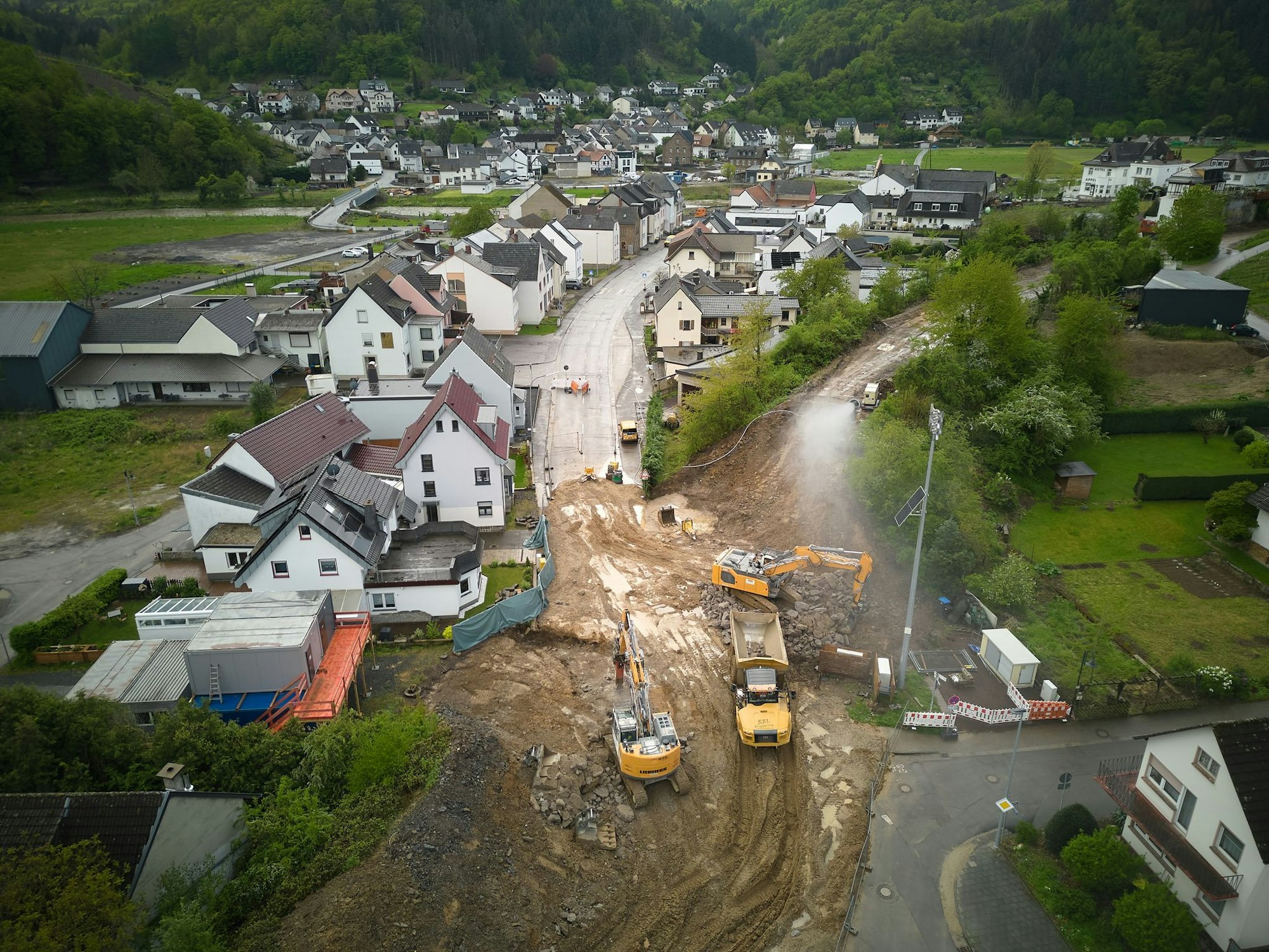 Die Helferinnen und Helfer der Organisationen beraten Betroffene zum Beispiel dabei, Geld aus dem Wiederaufbaufonds zu beantragen. (Archivbild)