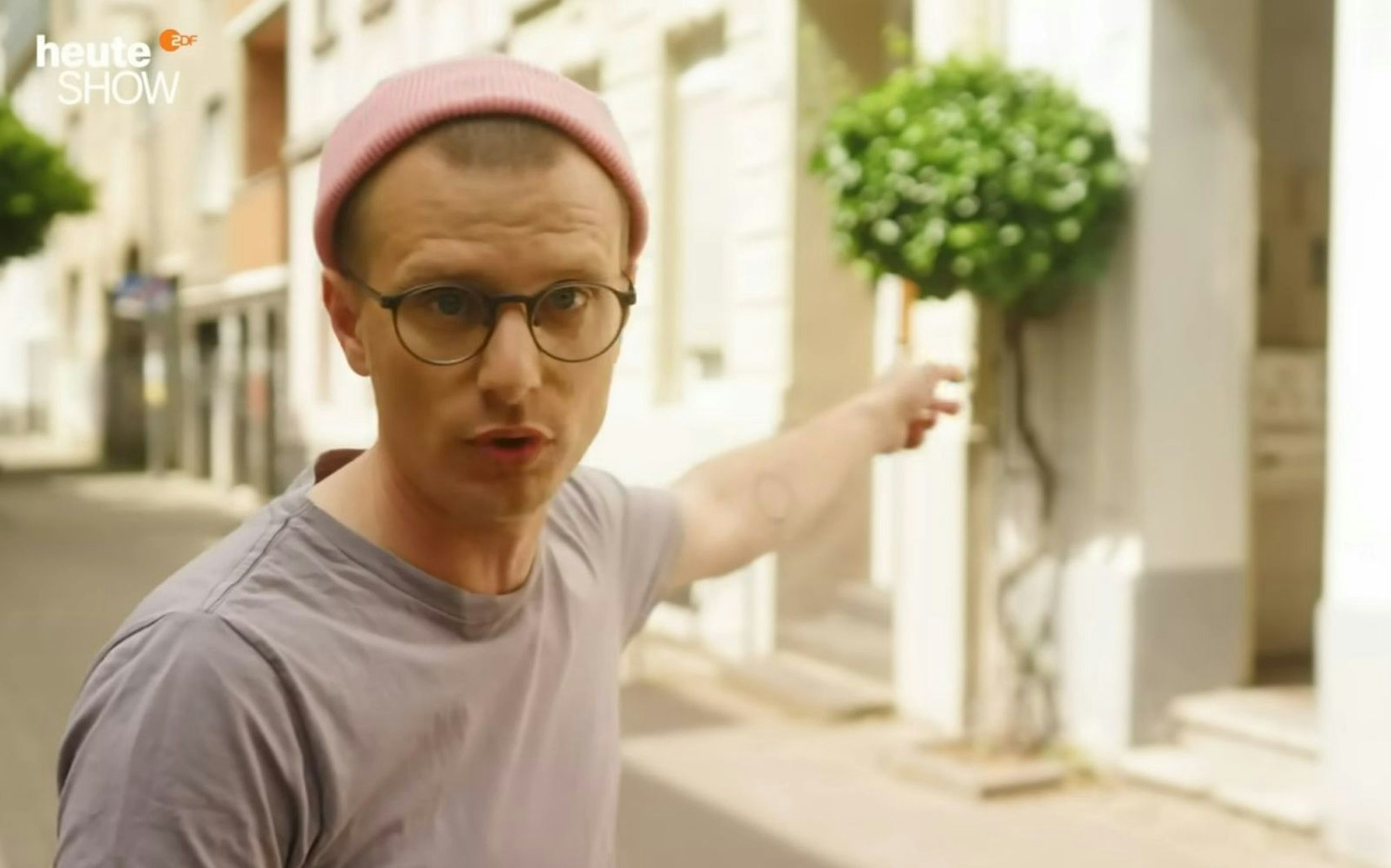 Der Stand-up-Comedian Moritz Neumeier rechnet in einem Video der „heute-show“ mit der ungleichen Vermögensverteilung im Land ab. (Bild: YouTube / ZDF / heute-show)