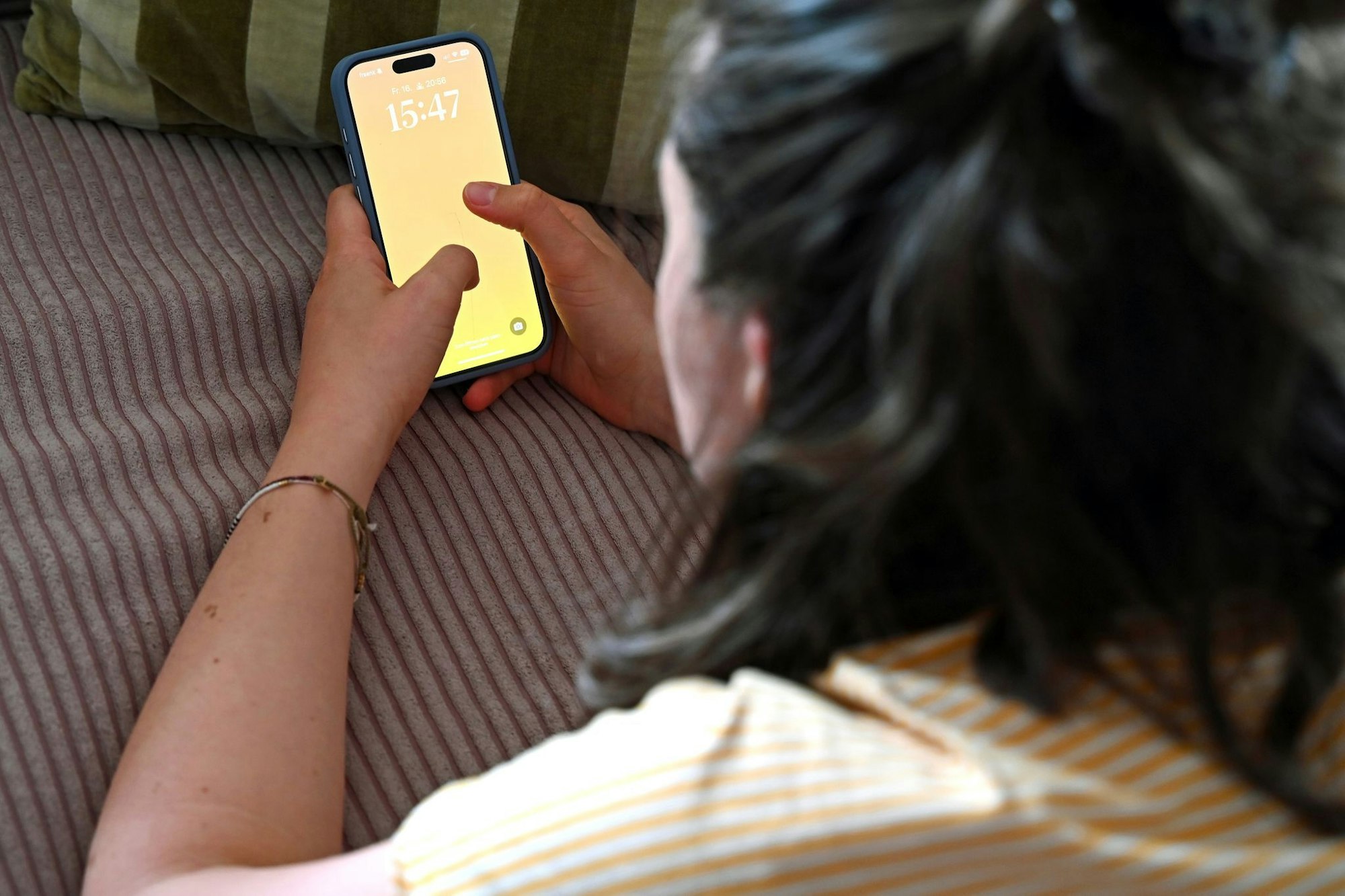Zum Schutz vor Stalkerware sollte das Smartphone immer - auch daheim - mit einer starken Bildschirmsperre gesichert werden.