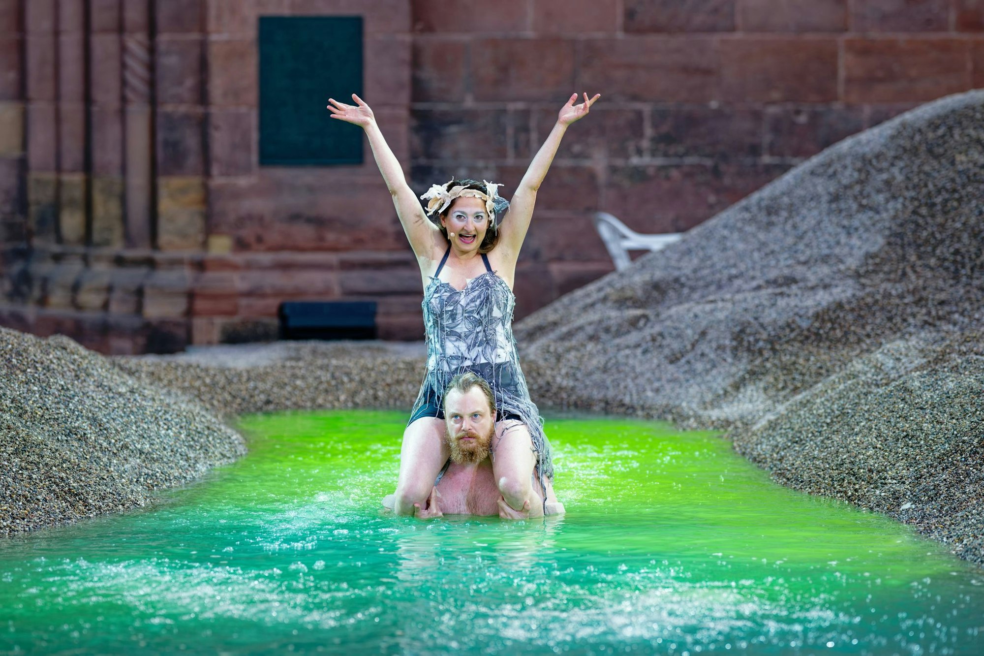 Arnold (oben) und Salthe (unten) baden bei der Fotoprobe im Drachenblut. (Archivfoto)