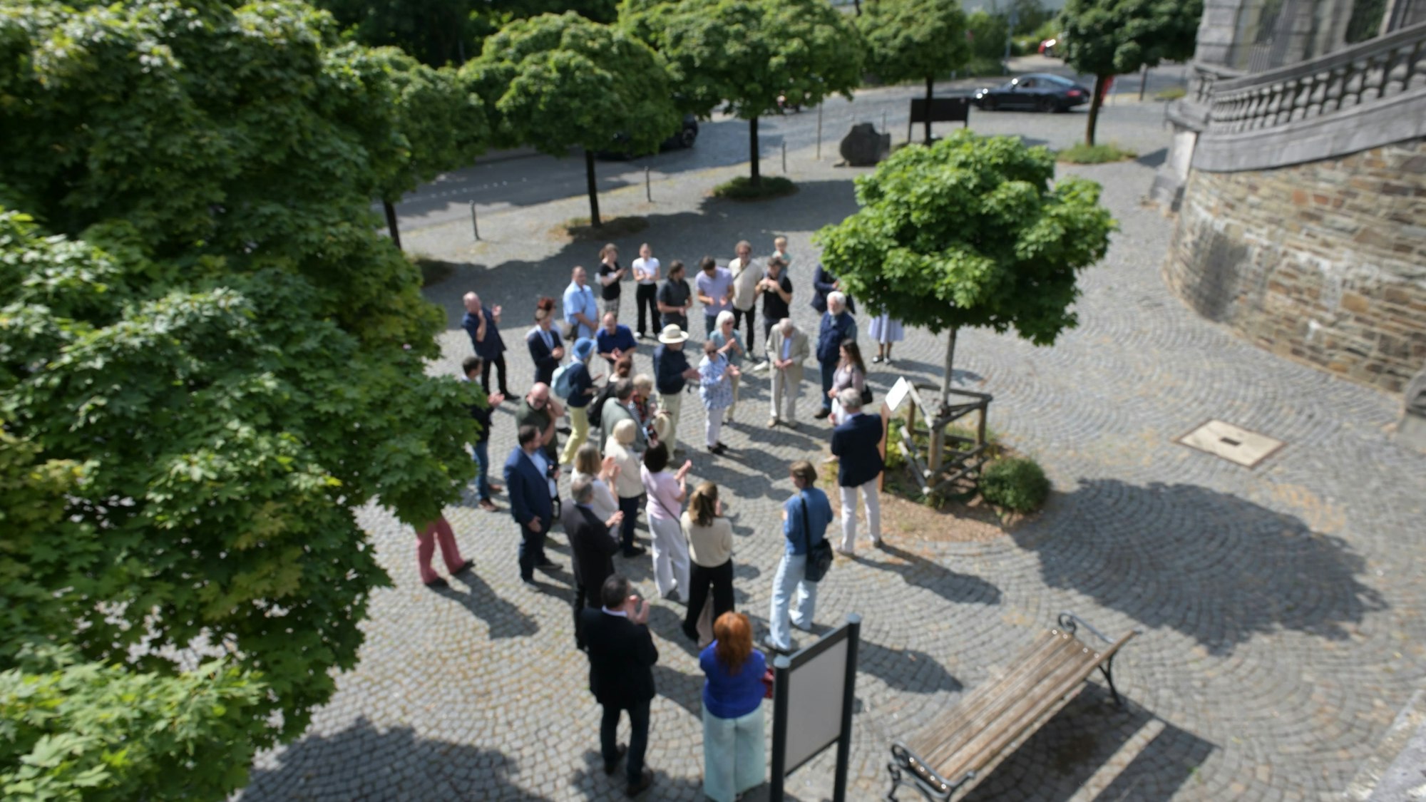 Feierliche Einweihung der Erinnerungssteele an die Napola. Sie befindet sich neben dem Haupttor des Bensberger Schlosses.