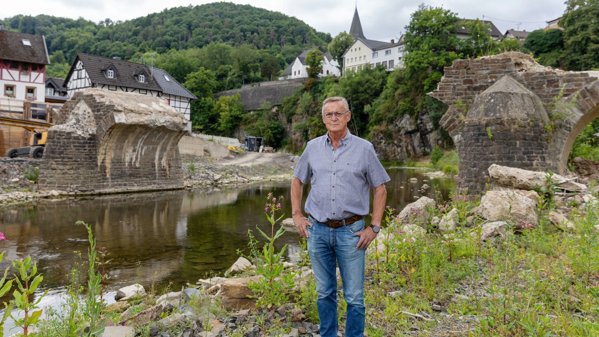 09.07.2025
Rheinland Pfalz:
SCHULD (Rheinland-Pfalz)
Am 14. Juli jährt sich die Hochwasserkatastrophe des Jahres 2021 an der Ahr zum 4. Mal. Welche Wunden sind noch offen? Warum in Schuld an der Ahr, das heftig betroffen war, bisher kaum etwas passiert ist.
Rundgang und Gespräch mit Ortsbürgermeister Helmut Lussi
Foto: Martina Goyert
mgoyert@web.de