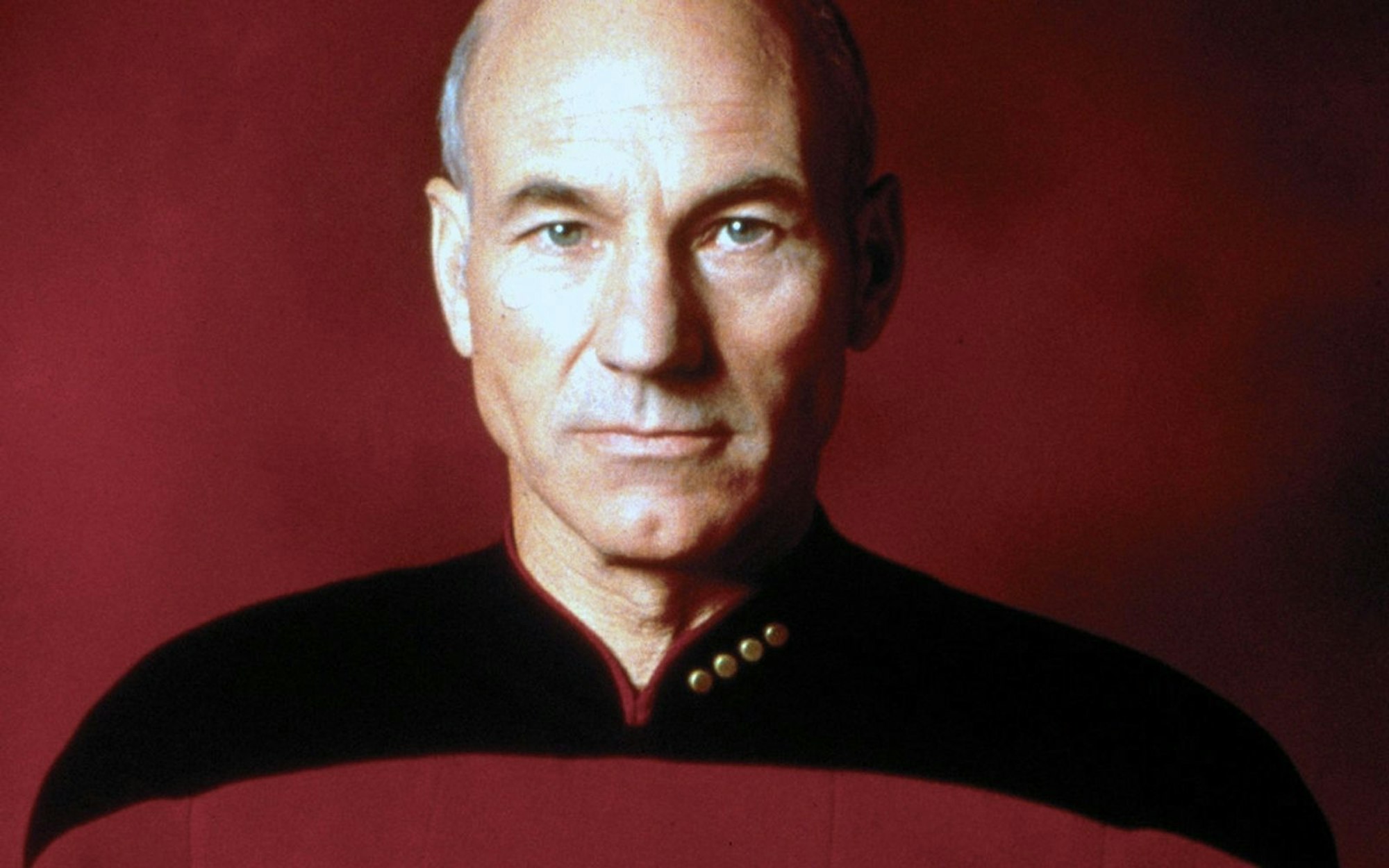 Mit 47 Jahren begann seine Weltkarriere: Patrick Stewart übernahm 1987 als Captain Jean-Luc Picard in „Star Trek - Das nächste Jahrhundert“ das Kommando auf der Enterprise. (Bild: kabel eins / Paramount Pictures)