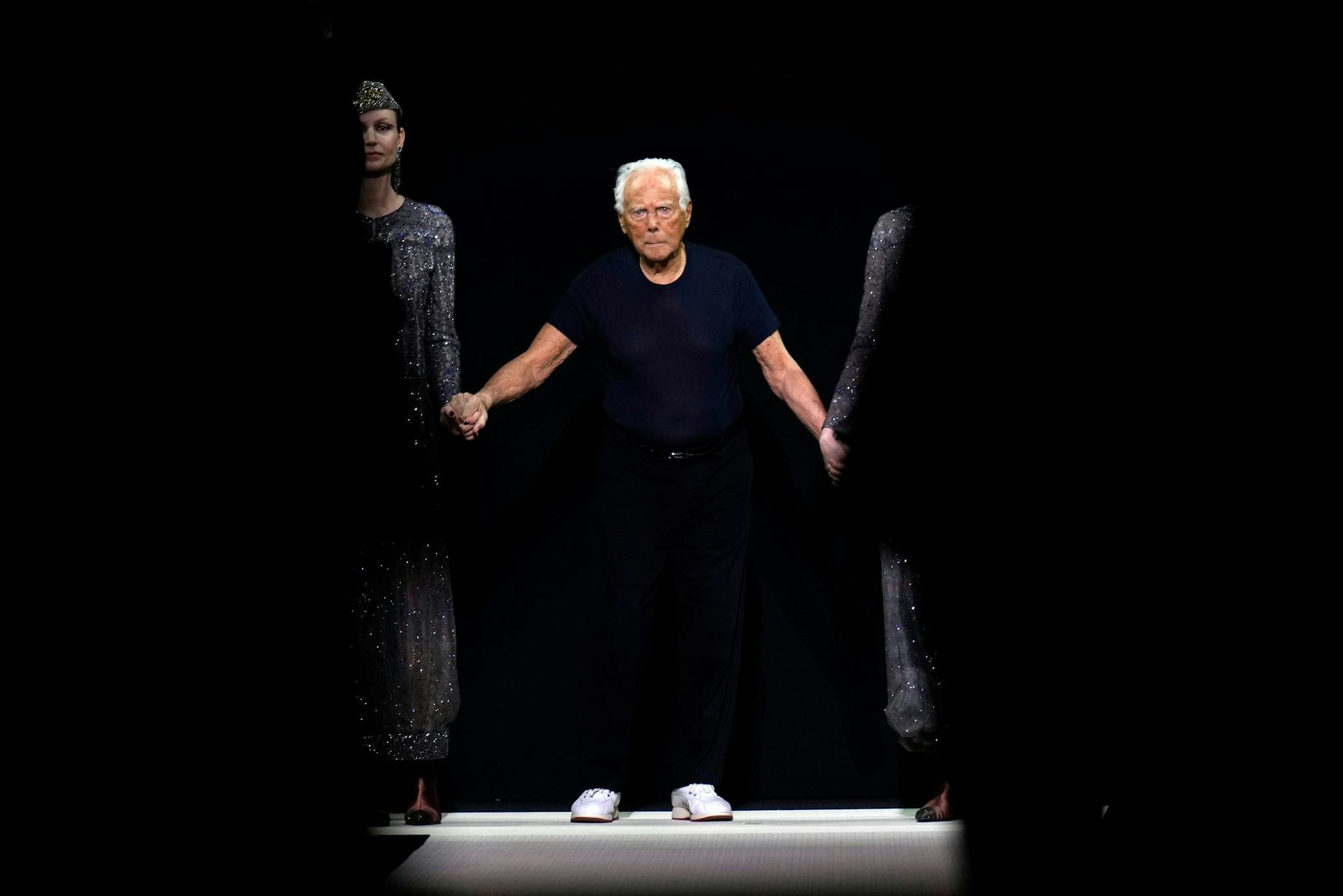Mit einer Zeitungsanzeige verspricht Armani: «Wir sehen uns im September». (Archivbild)
