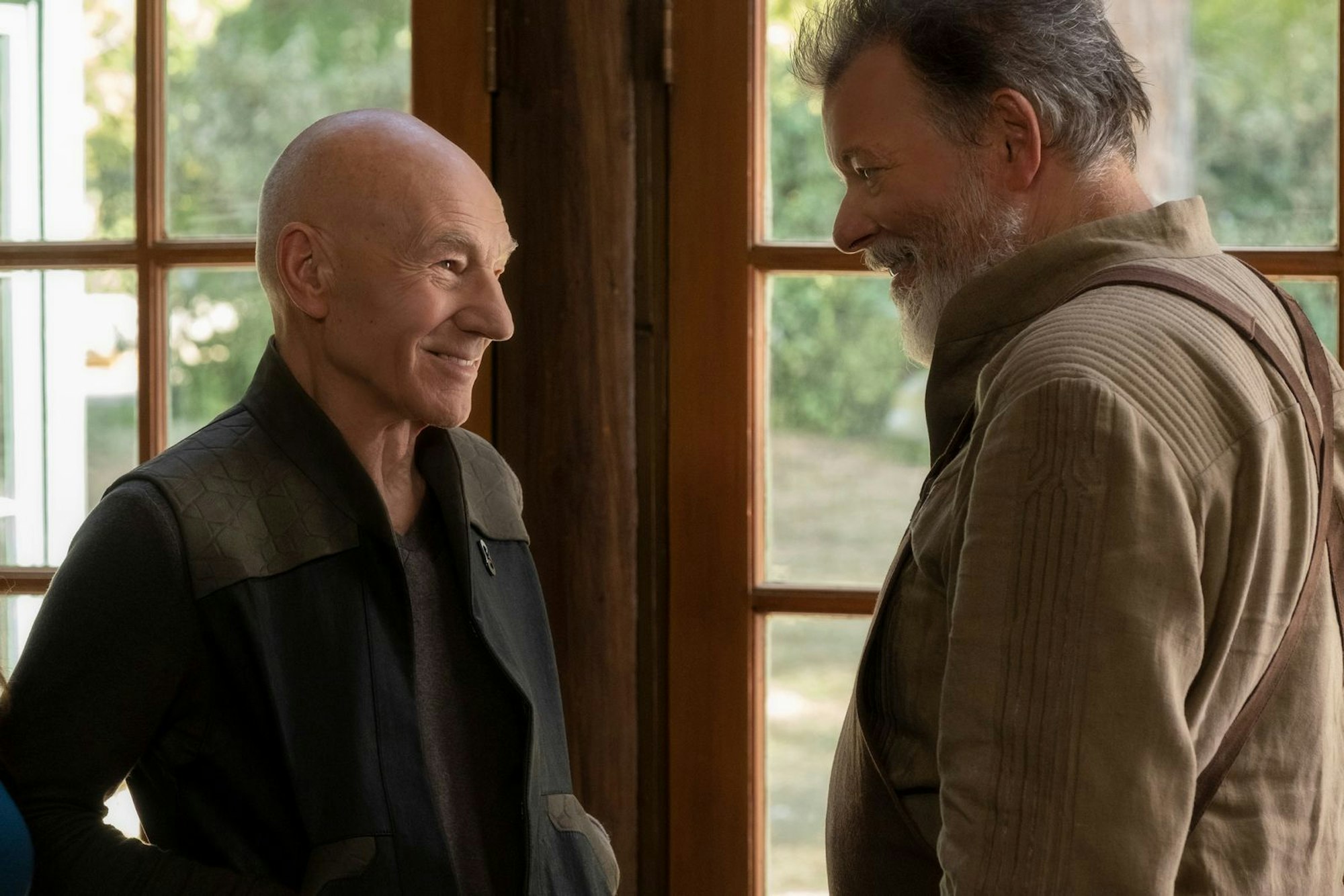 Alte Weggefährten: 2020 düste Patrick Stewart (links) düste als Jean-Luc Picard in der Amazon-Serie „Star Trek: Picard“ wieder durch unendliche Weiten und traf unter anderem seinen Kumpel Jonathan Frakes (in der Rolle des Commander Riker) wieder. (Bild: Trae Patton/CBS ©2019 CBS Interactive, Inc. /Amazon)