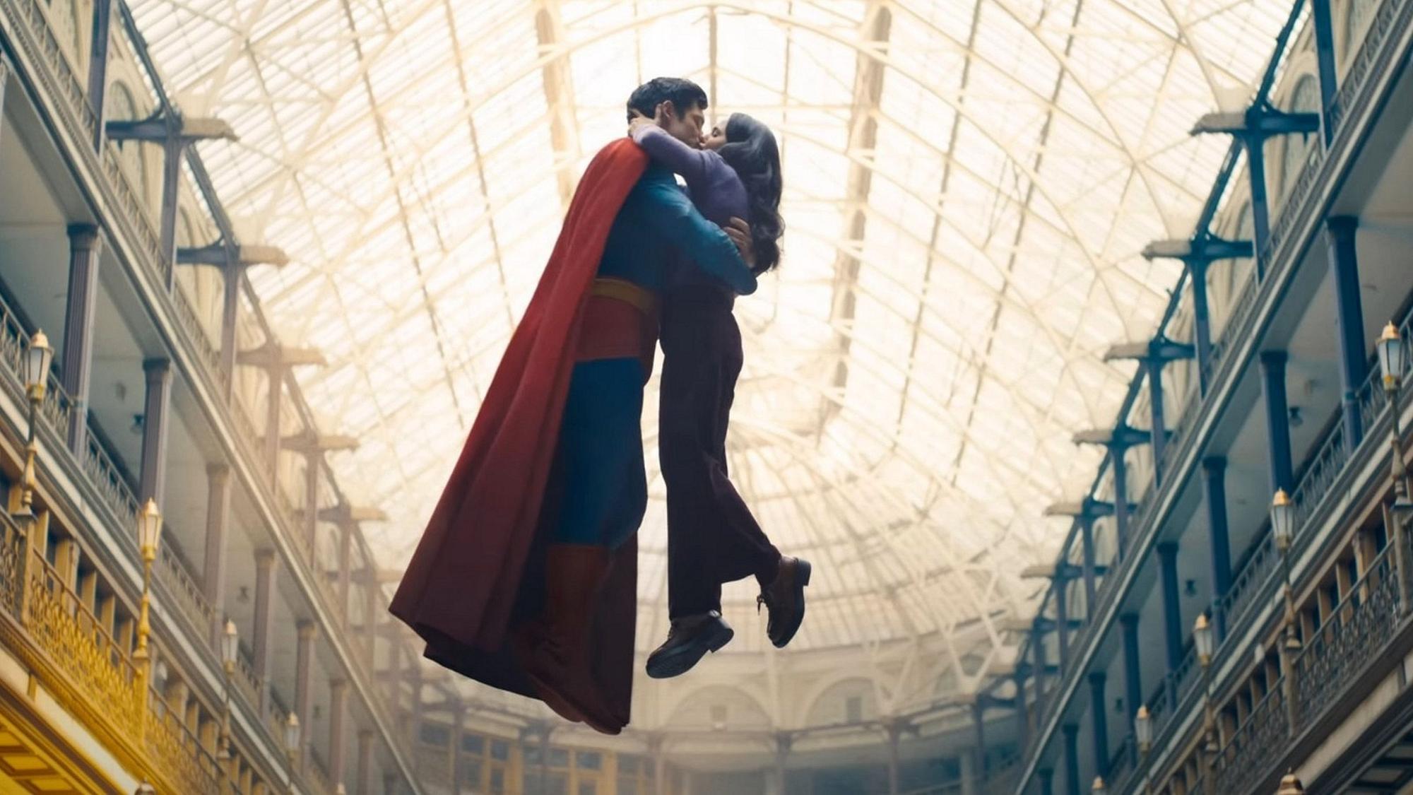 Superman und Lois Lane küssen sich in der Luft schwebend unter dem Glasdach einer Passage.