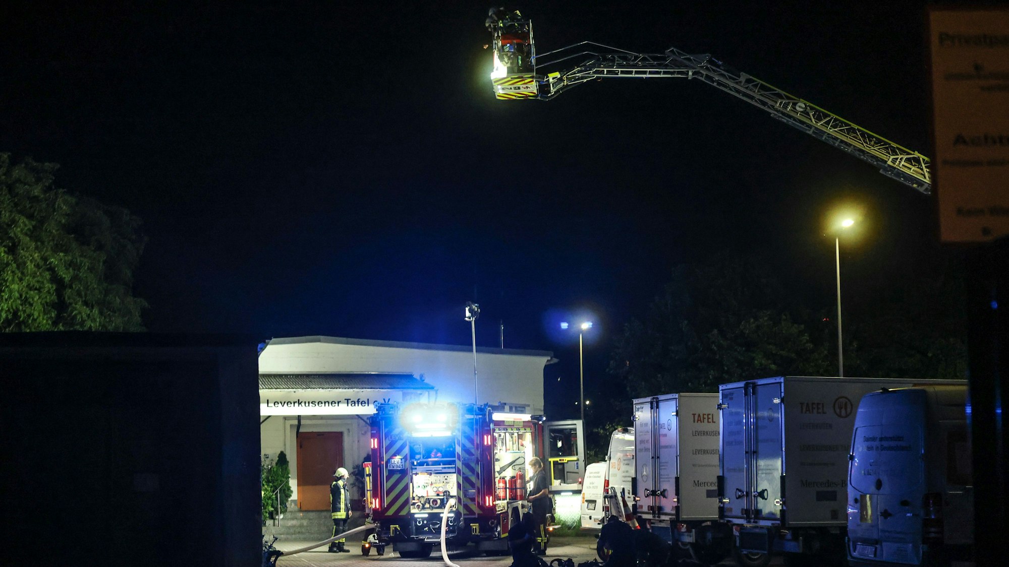 Drehleiter über einem Haus in der Dönhoffstraße