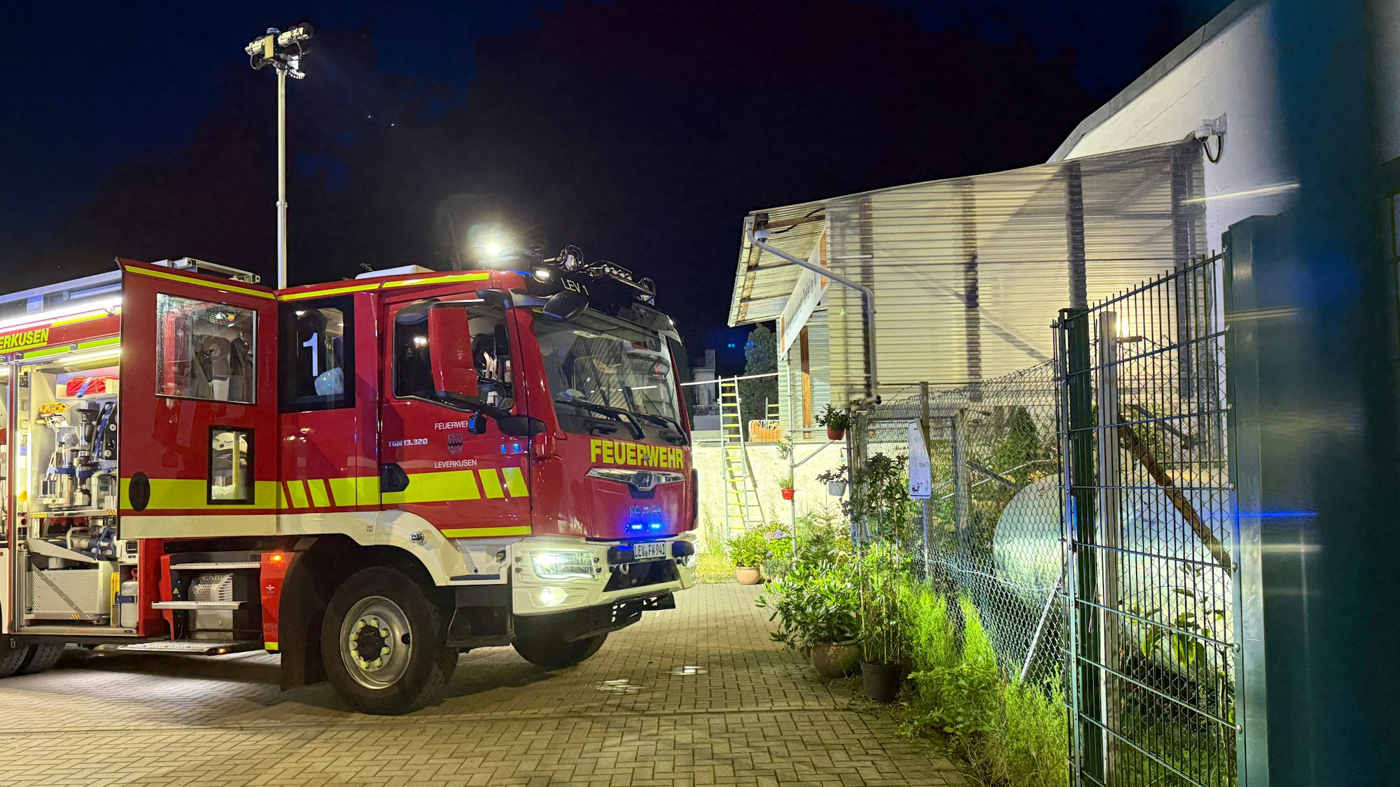 Feuerwehrwagen leuchtet ein Gebäude aus