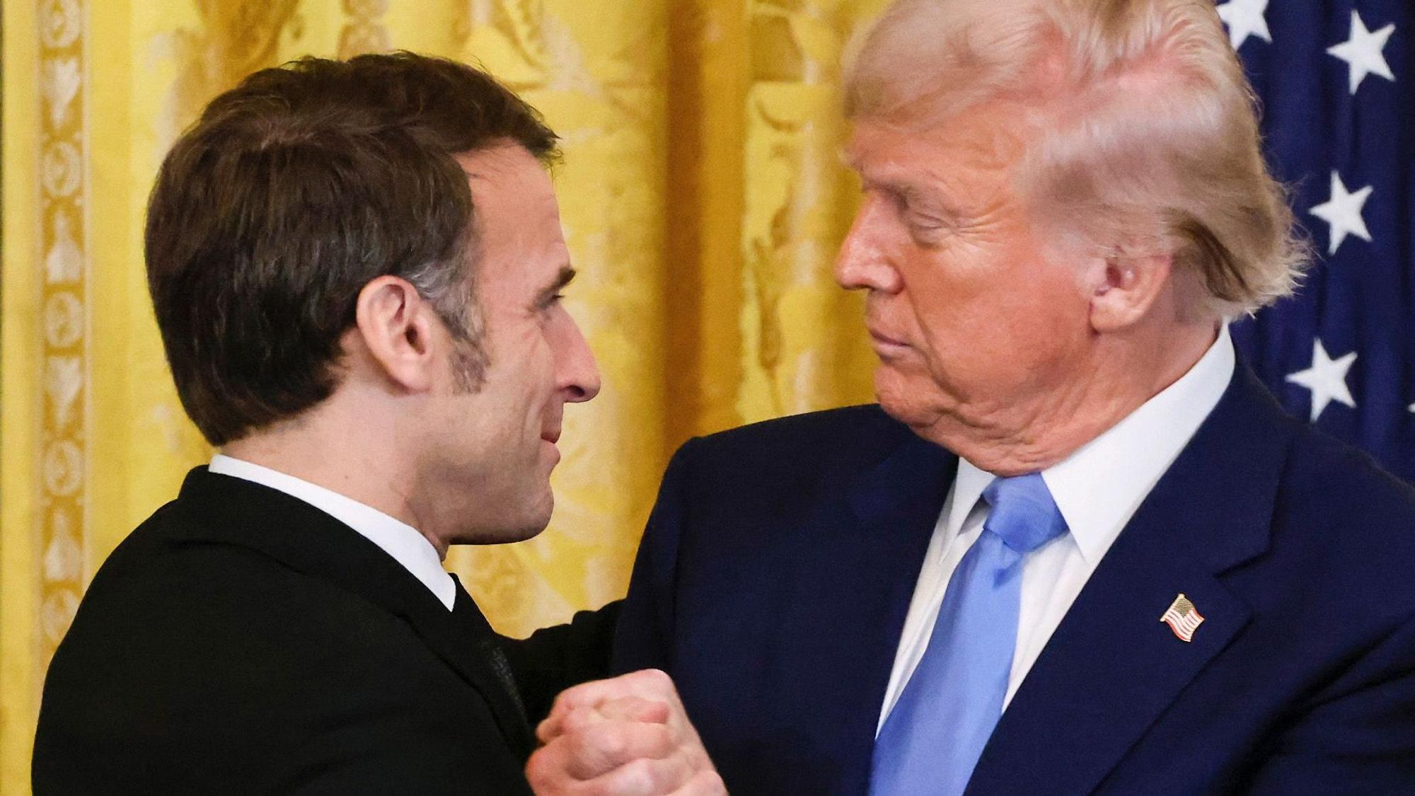 US-Präsident Donald Trump (r) und Frankreichs Präsident Emmanuel Macron schütteln sich nach einer gemeinsamen Pressekonferenz im East Room des Weißen Hauses die Hände.