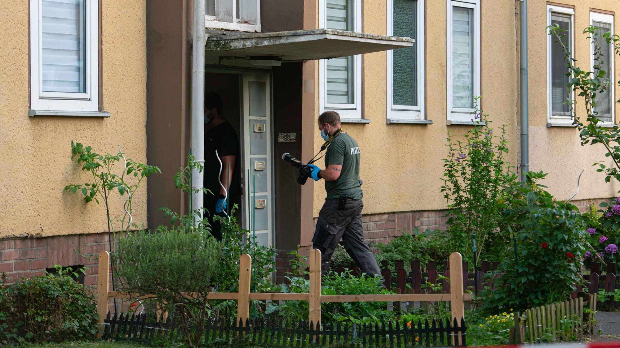 11.07.2025, Nordrhein-Westfalen, Dormagen: Ermittler der Polizei betreten ein Wohnhaus. Die Polizei Dormagen fand am Freitagnachmittag in einer Wohnung eine 37-jährige Tote. Wenig später nahm sie einen 17-Jährigen fest - es ist der Sohn der Frau. Eine Mordkommission ermittelt. Foto: Vincent Kempf/dpa - ACHTUNG: Hausnummer gepixelt +++ dpa-Bildfunk +++