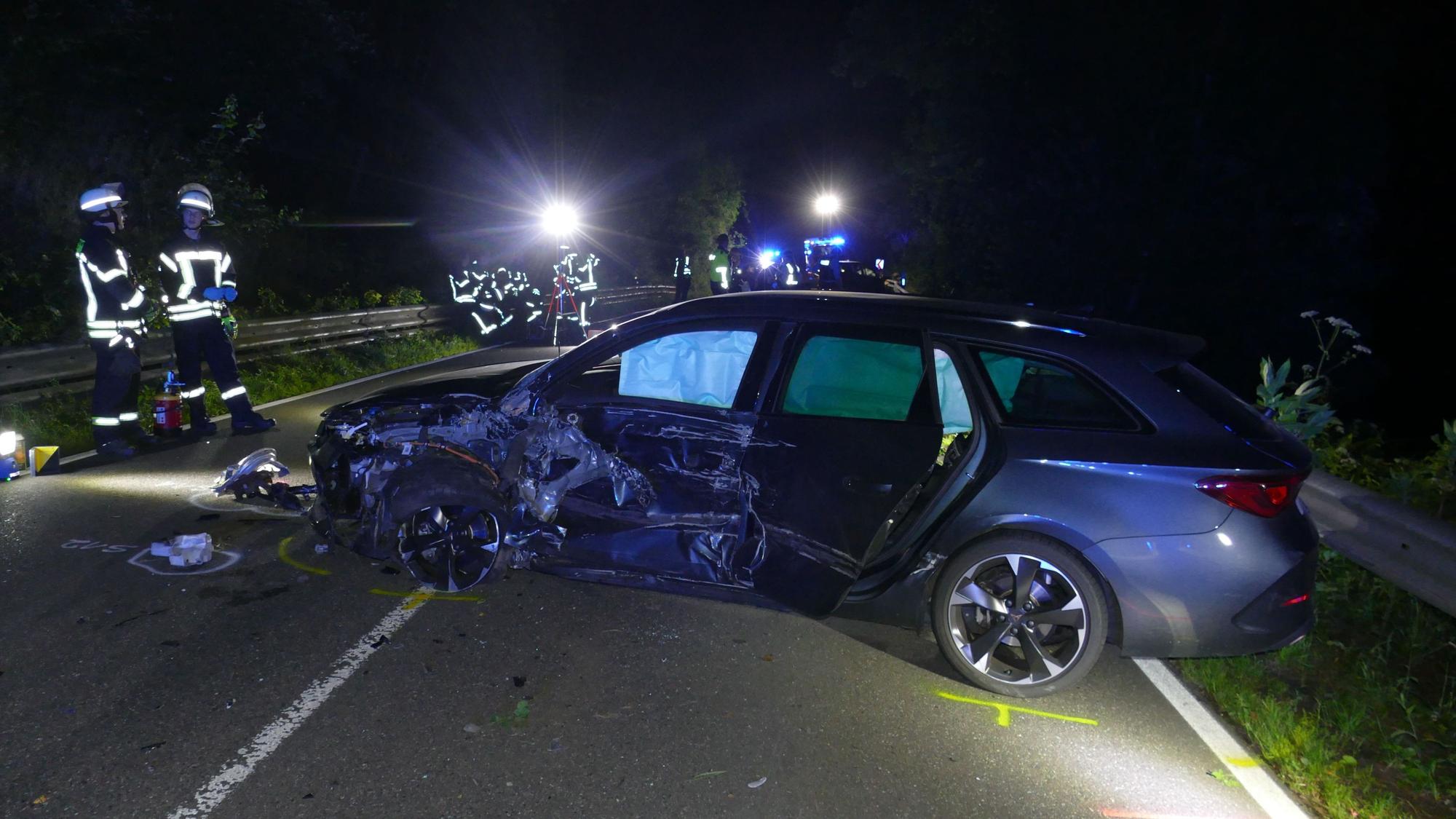 Der Seat des 28-Jährigen war nach Angaben der Polizei auf die Gegenspur geraten.