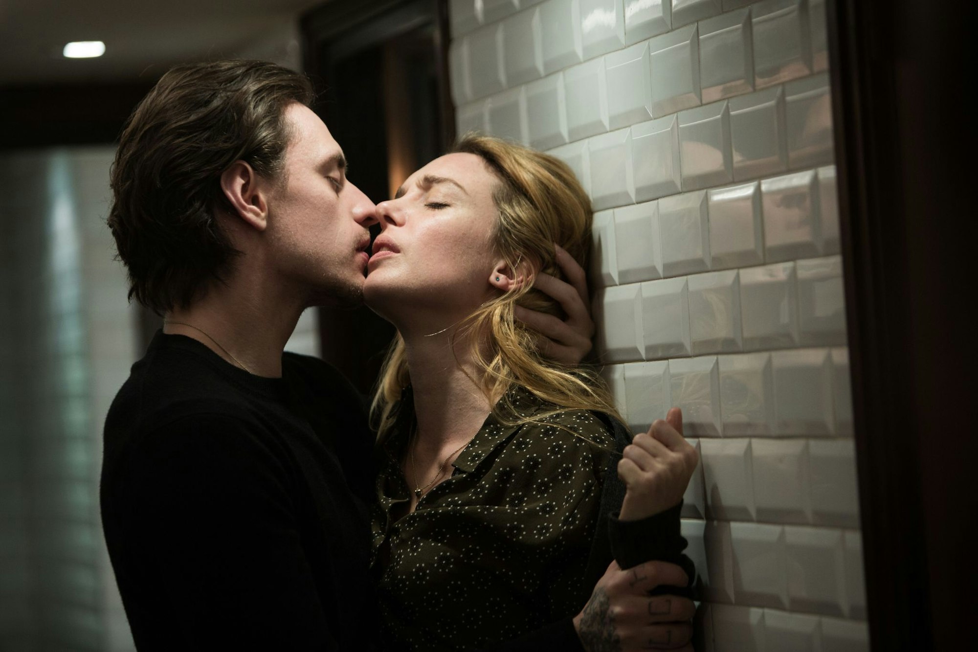 Seit ihrer ersten erotischen Begegnung vergisst Hélène (Lætitia Dosch) alles um sich herum, wenn der geheimnisvolle Alexandre (Sergej Polunin) in ihrer Nähe ist.