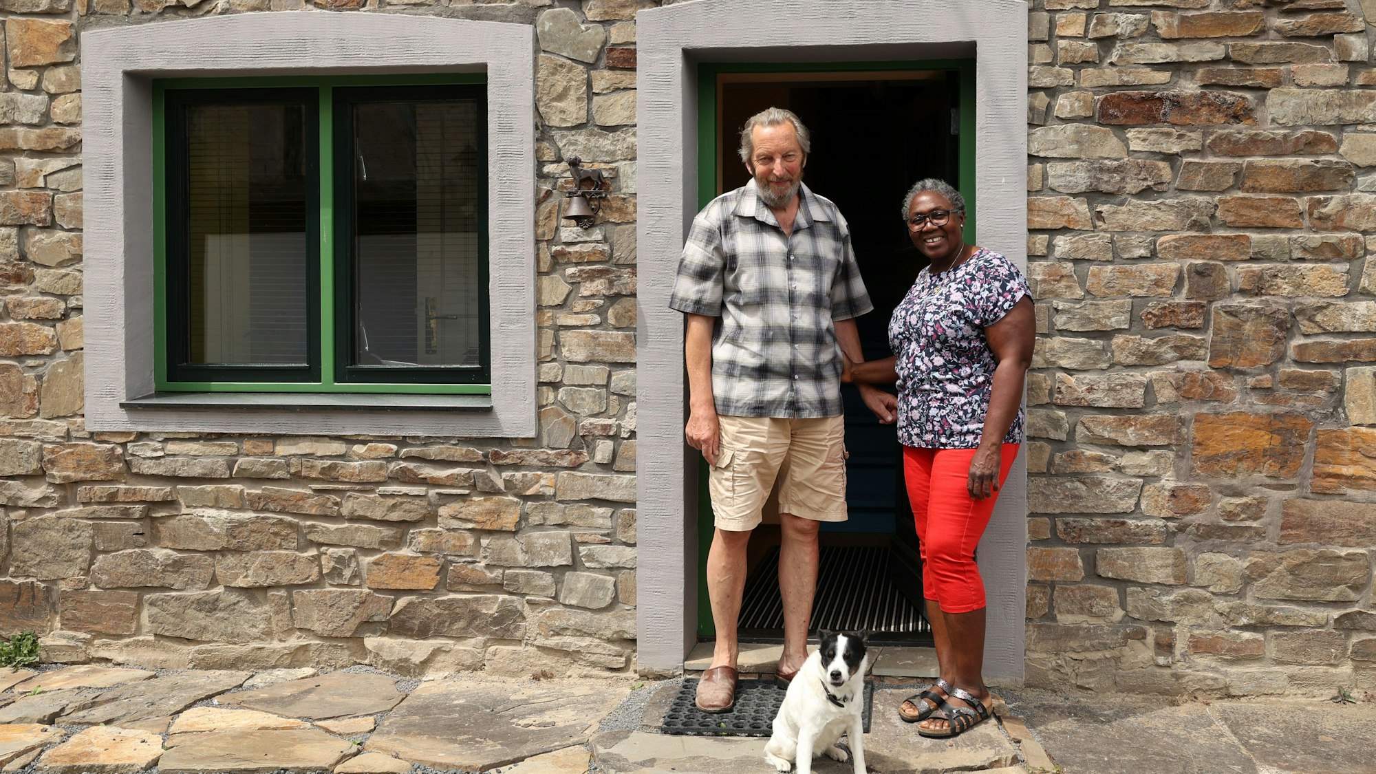 09.07.2025
Rheinland Pfalz:
SCHULD (Rheinland-Pfalz)
Am 14. Juli jährt sich die Hochwasserkatastrophe des Jahres 2021 an der Ahr zum 4. Mal. Welche Wunden sind noch offen? Warum in Schuld an der Ahr, das heftig betroffen war, bisher kaum etwas passiert ist.
Marijn van Zuijlen und Audrey Westenburg,ein holländisches Paar kam 1 Jahr nach der Katastrophe und baute sich ein Natursteinhaus wieder auf.
Foto: Martina Goyert
mgoyert@web.de