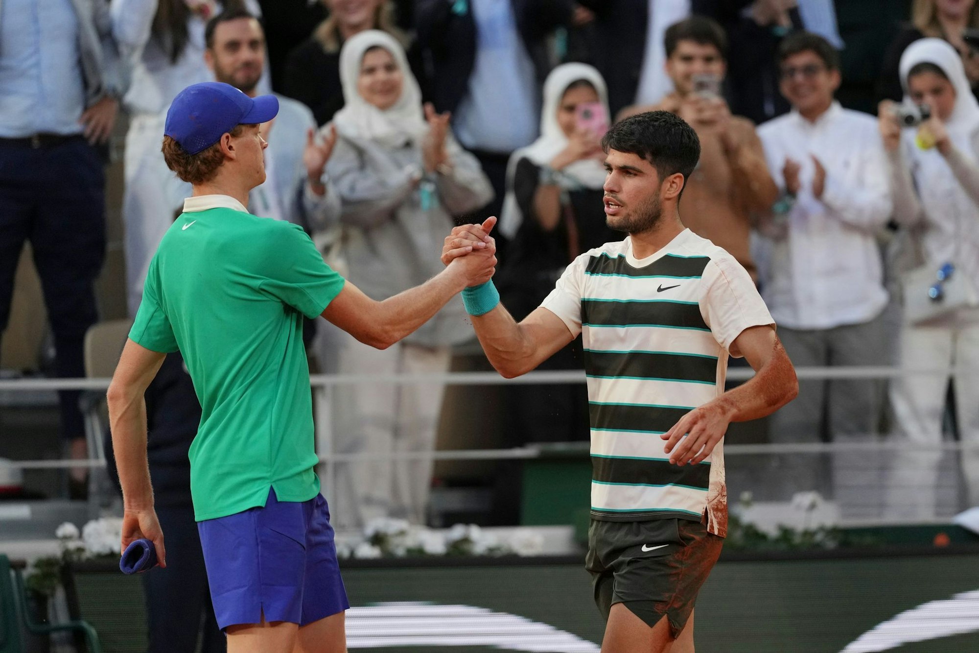 Wer muss dieses Mal gratulieren? Sieger Carlos Alcaraz (r) und Jannik Sinner nach dem French-Open-Finale.