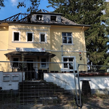 Vor einem Jahr brannte es im Haus im Park. Die Ermittlungen wegen eines versuchten Tötungsdelikts laufen noch, der Inhaber will die Villa abreißen lassen.