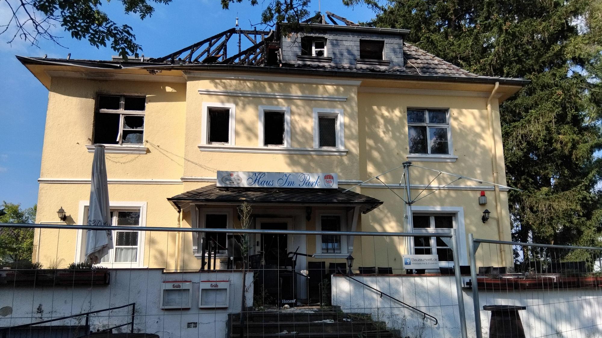 Vor einem Jahr brannte es im Haus im Park. Die Ermittlungen wegen eines versuchten Tötungsdelikts laufen noch, der Inhaber will die Villa abreißen lassen.