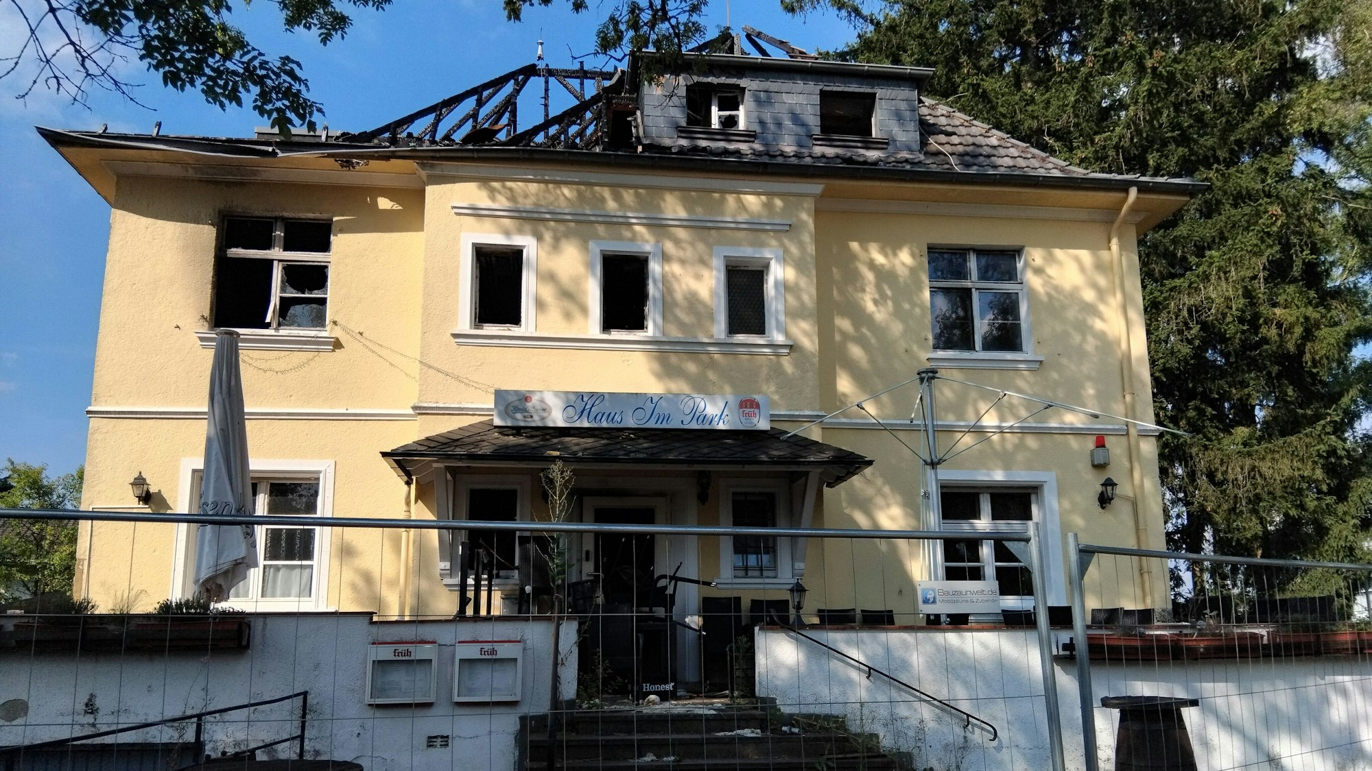 Vor einem Jahr brannte es im Haus im Park. Die Ermittlungen wegen eines versuchten Tötungsdelikts laufen noch, der Inhaber will die Villa abreißen lassen.