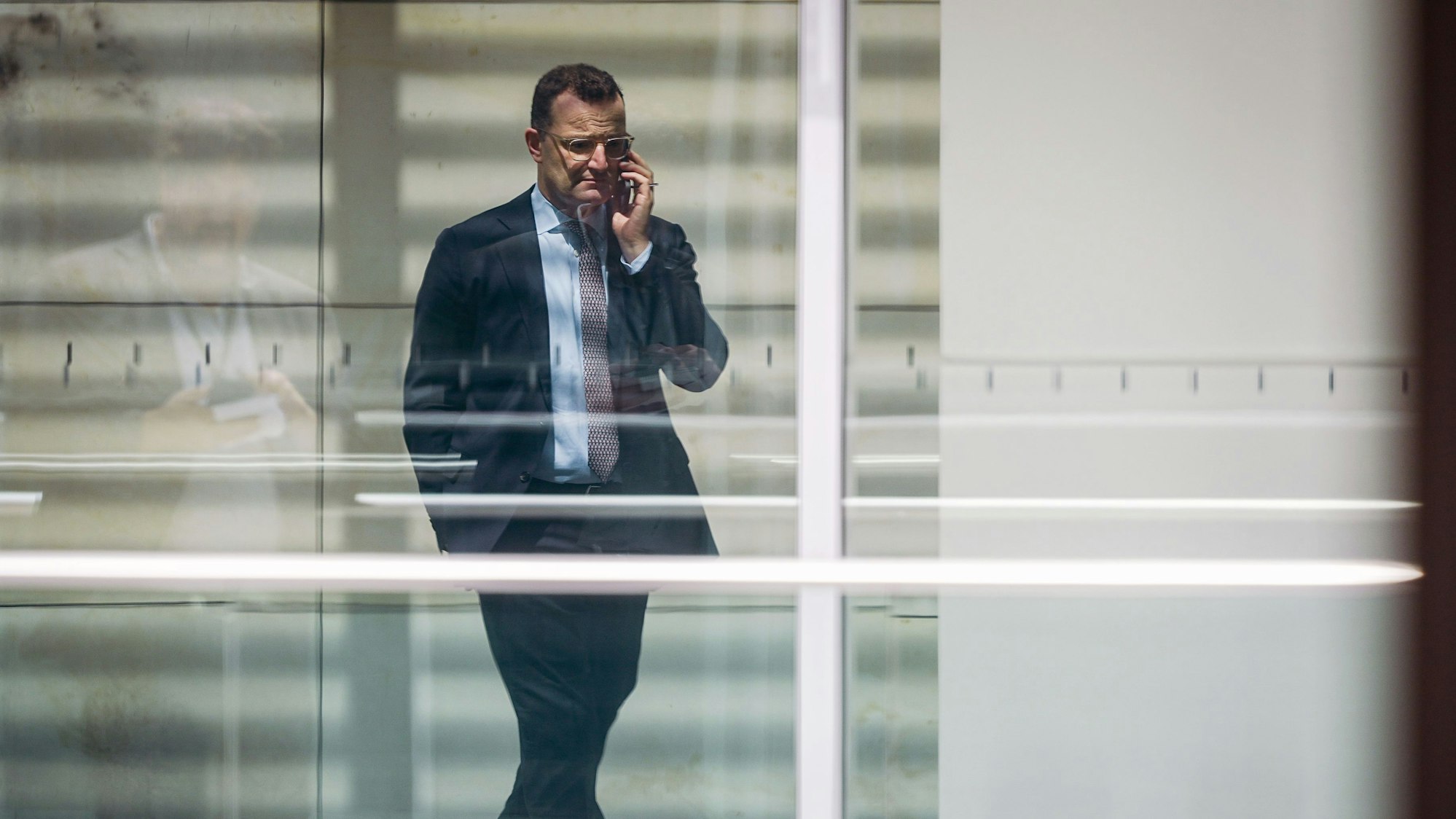 Jens Spahn (CDU), Vorsitzender der Unions-Fraktion im Bundestag, geht neben seinem Fraktionsbüro am Rande der Sitzung des Bundestags telefonierend durch ein Atrium auf der Fraktionsebene. Zuvor wurde die Absetzung des Tagesordnungspunktes der Wahl von Richtern für das Bundesverfassungsgericht vom Bundestag beschlossen.