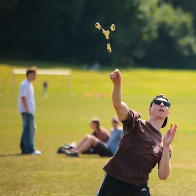 Tobi Giesenschlag wirft einen Bumerang.