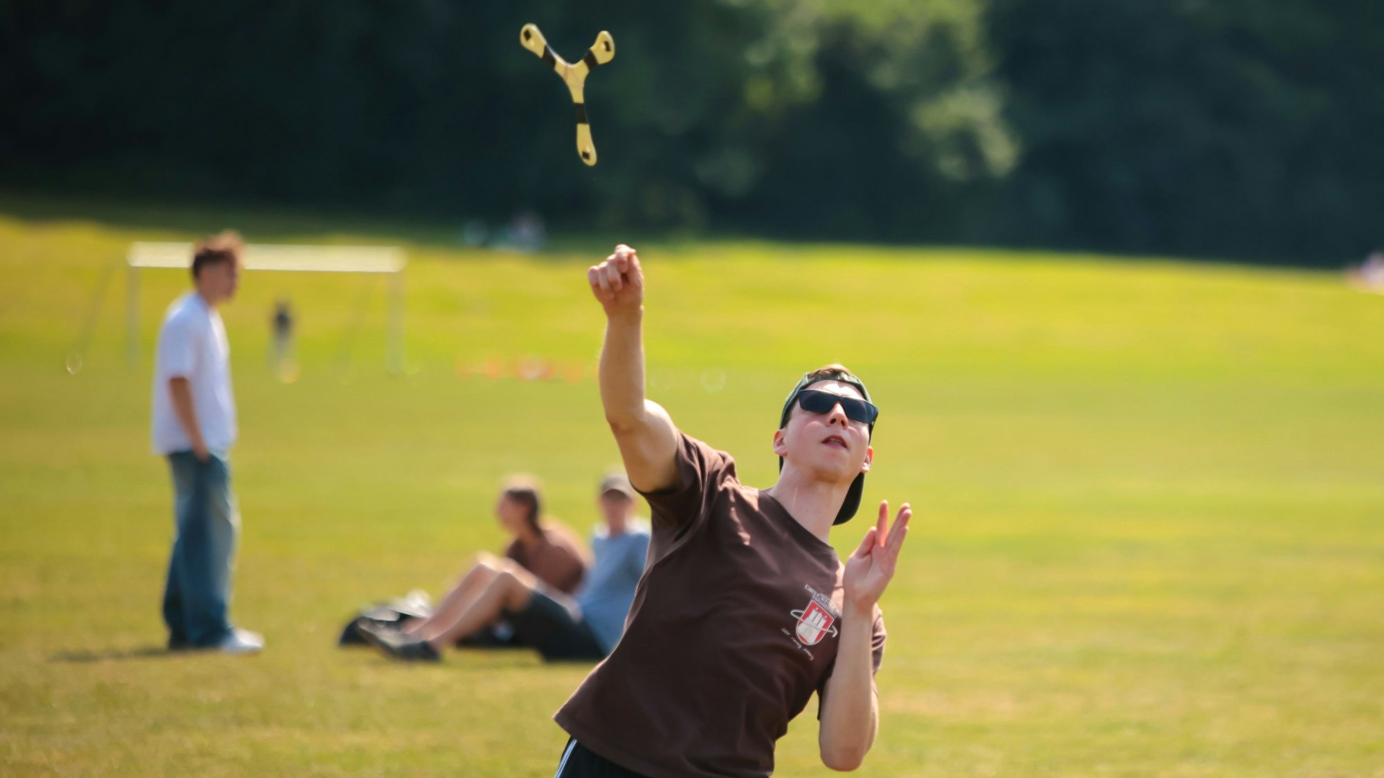 Tobi Giesenschlag wirft einen Bumerang.