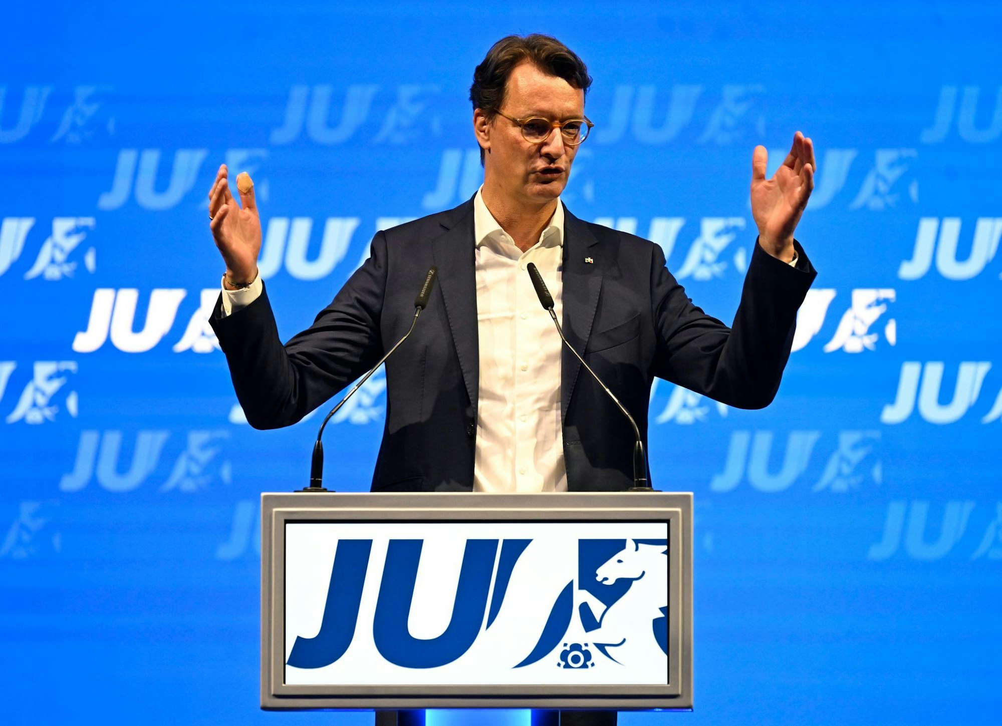 NRW-Ministerpräsident Hendrik Wüst (CDU) fordert Solidarität der Union mit dem unter Druck geratenen Bundestagsfraktionschef Jens Spahn