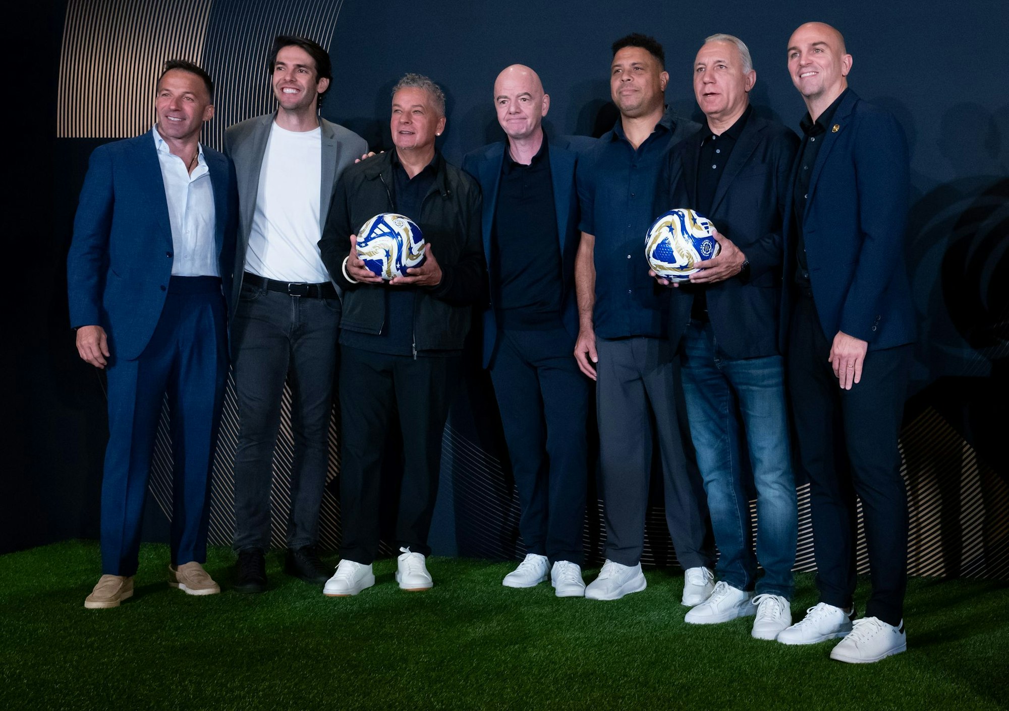 FIFA-Präsident Ginnani Infantino (M) im Trump Tower mit Spielerlegenden wie dem Brasilianer Ronaldo (rechts neben ihm).