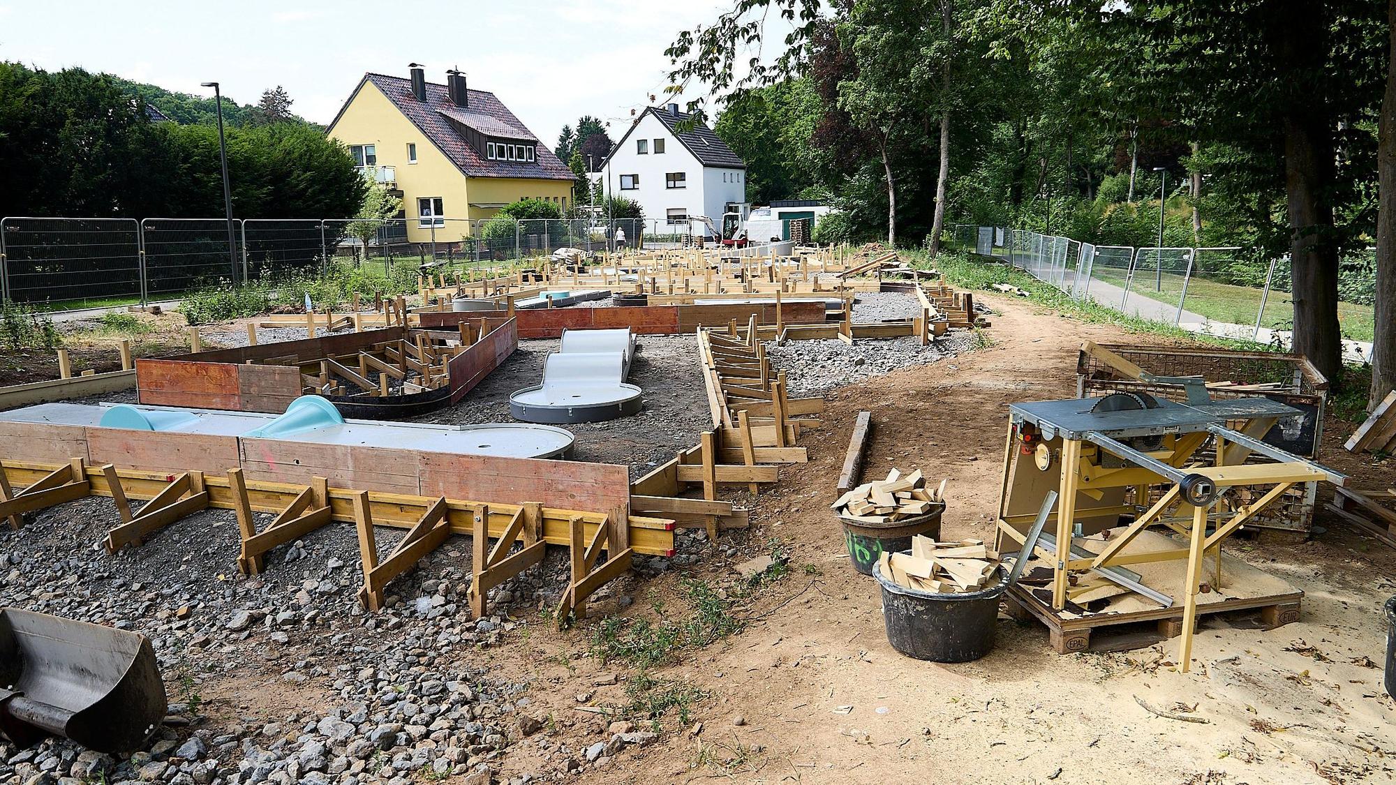 Auf einer Baustelle in Gemünd ist die Minigolf-Anlage, die dort entsteht, schon zu erkennen.