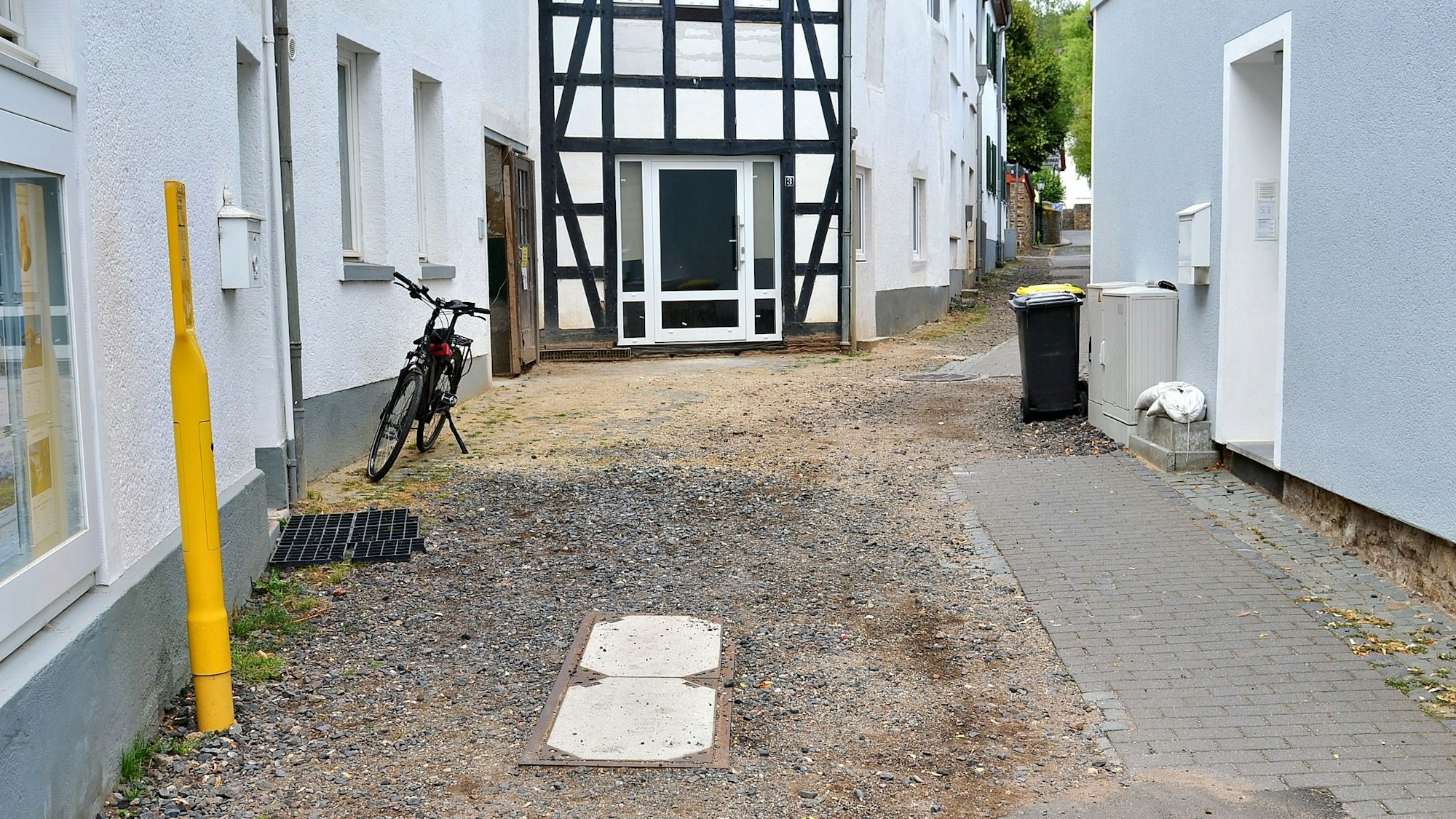 In einer Seitenstraße in Bad Münstereifel sind Schäden der Flutkatastrophe von 2021 noch gut sichtbar.