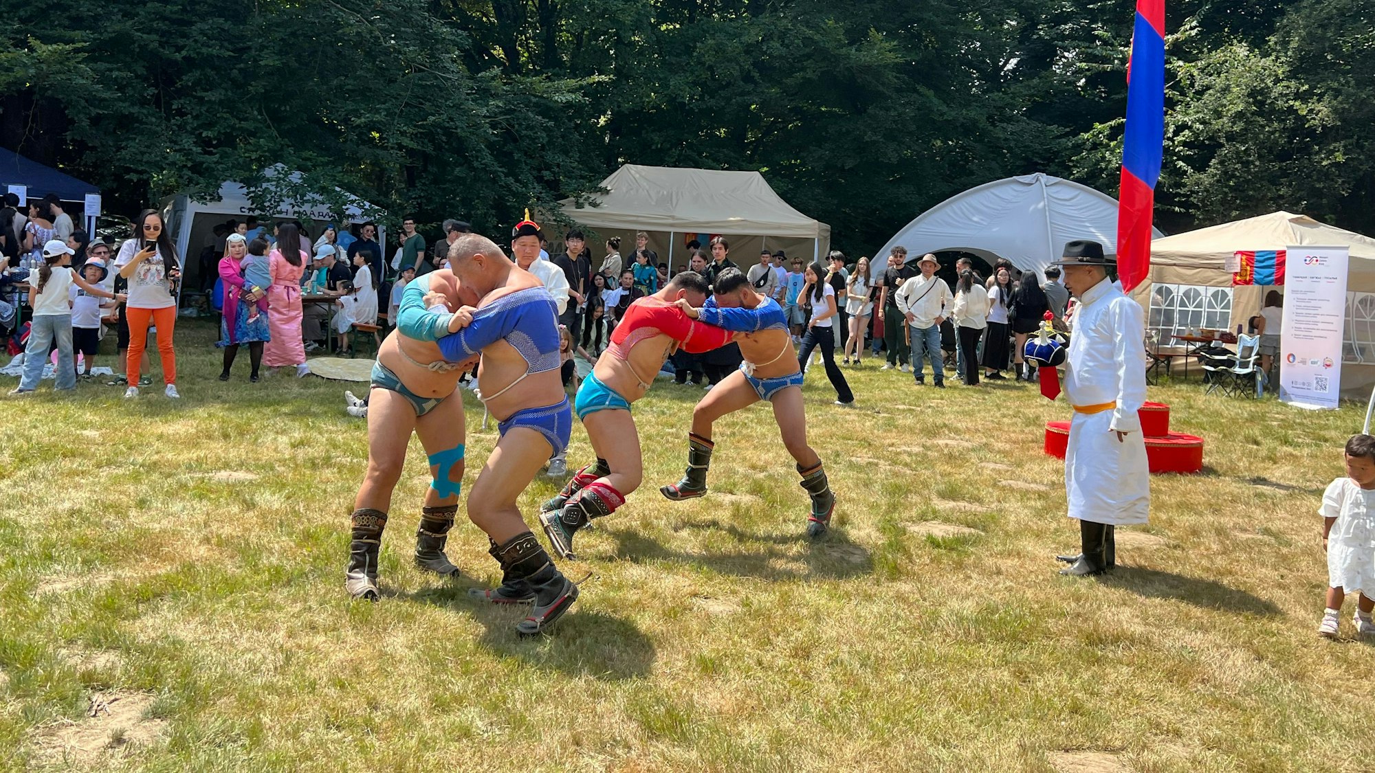 32 Ringkämpfer traten in traditionellen Trachten gegeneinander an, die K.o.-Runden konnten sich schon einmal in die Länge ziehen.