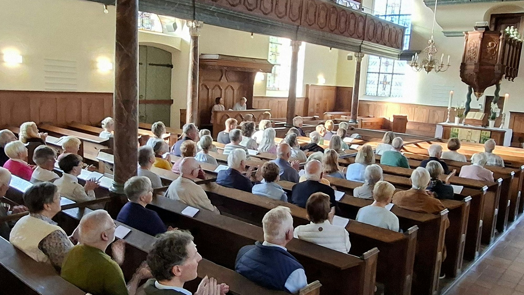 Zuhörer in der evangelischen Kirche Leichlingen
