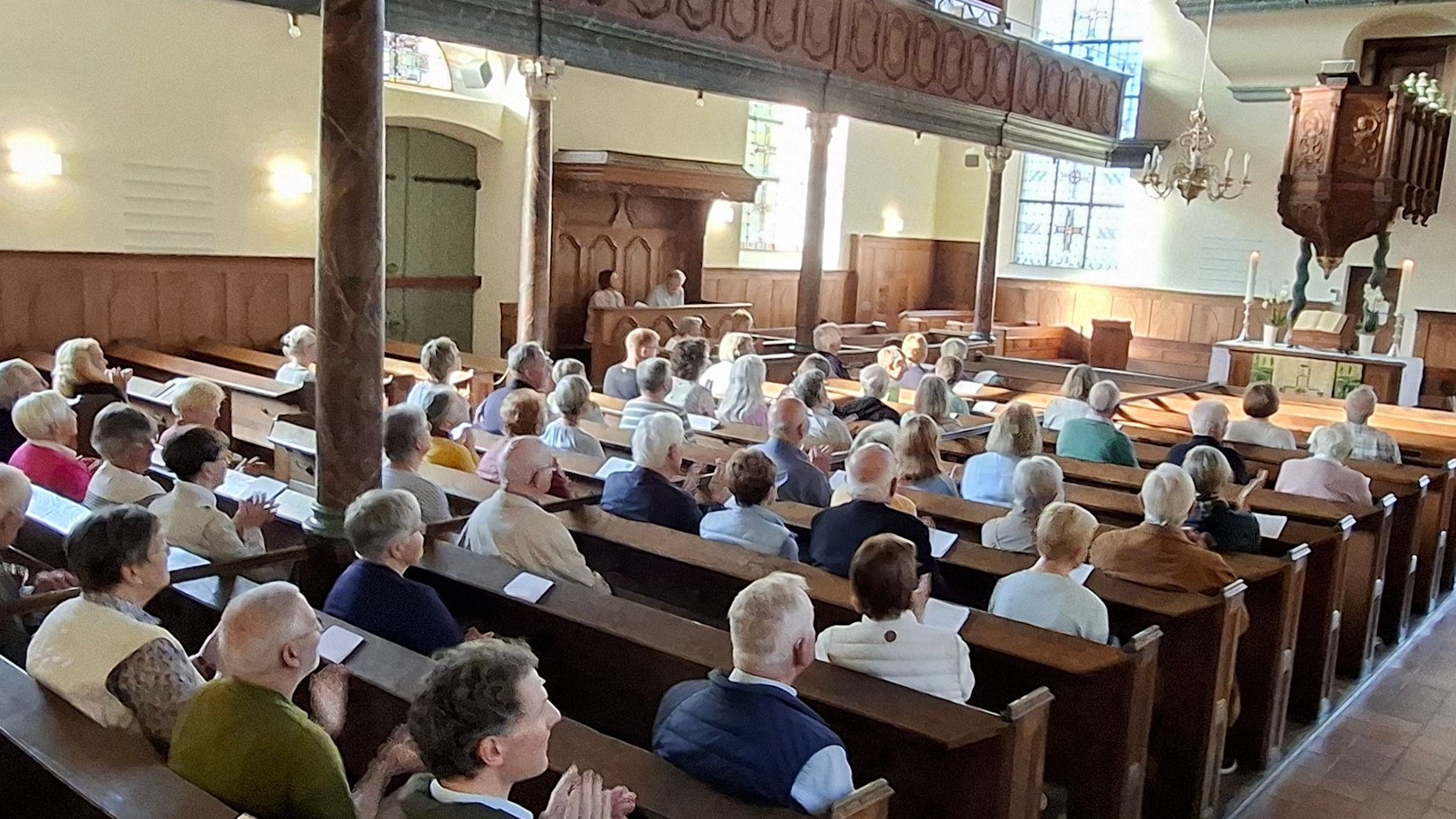 Zuhörer in der evangelischen Kirche Leichlingen