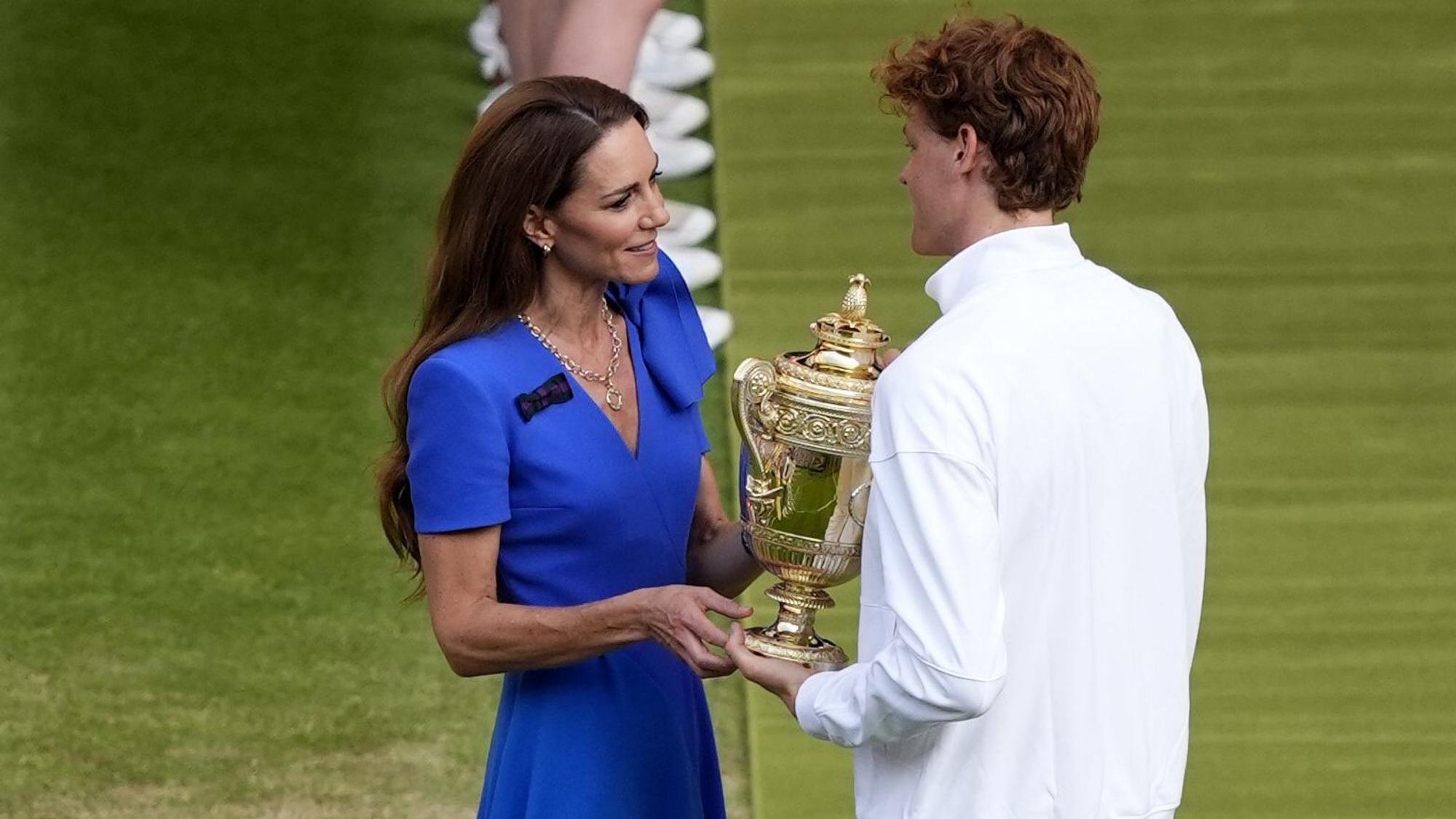 Prinzessin Kate (l), Princess of Wales, übergibt dem Italiener Jannik Sinner die Trophäe.
