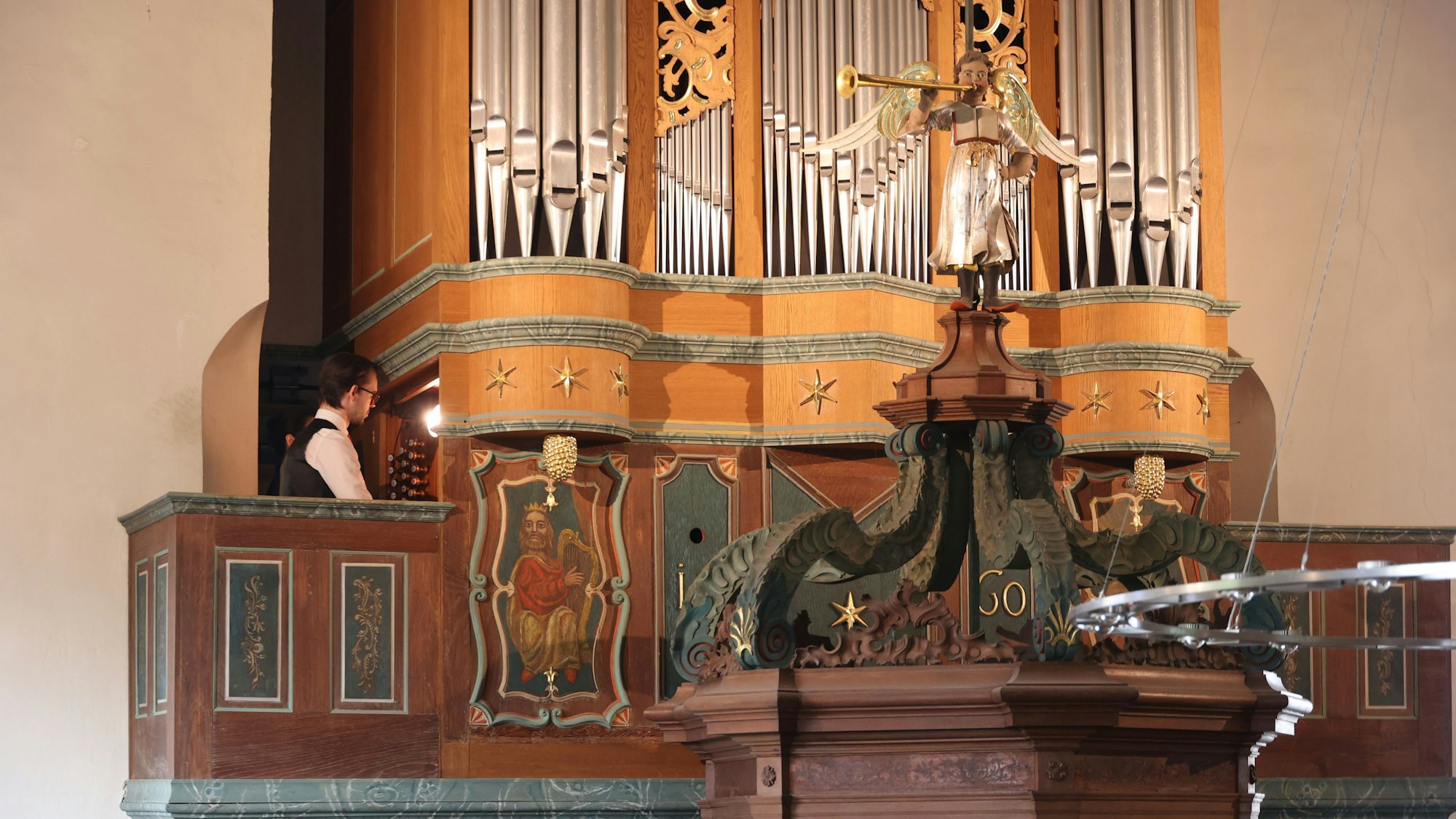 Jannik Schroeder machte den Auftakt des Orgelsommers 2025 in Leichligen.