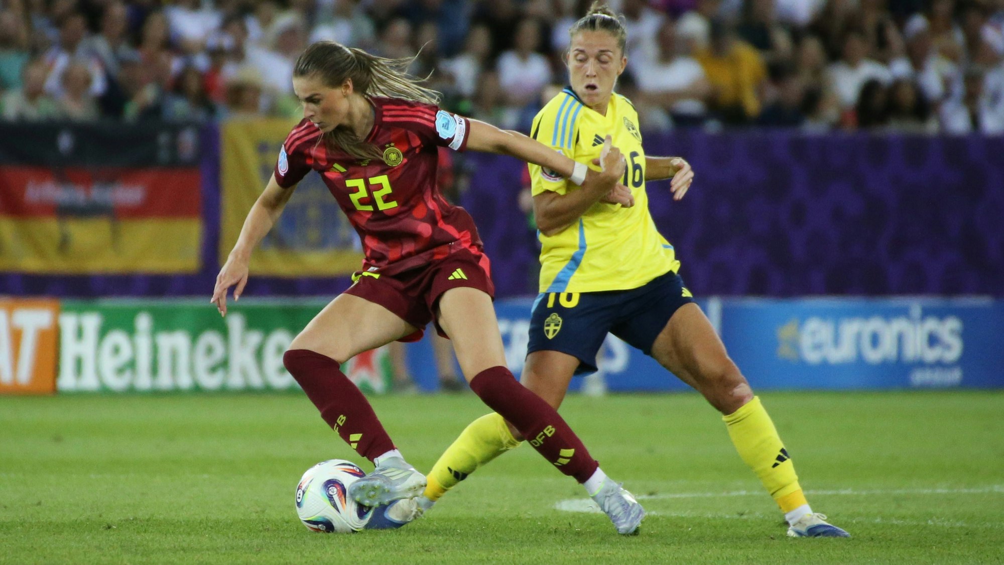 12.07.2025, xgrfx, Fussball Womens Euro 2025, Schweden - Deutschland v.l. Jule Brand Deutsche Frauennationalmannschaft, Filippa Angeldahl Schweden DFL/DFB REGULATIONS PROHIBIT ANY USE OF PHOTOGRAPHS as IMAGE SEQUENCES and/or QUASI-VIDEO Zürich *** 12 07 2025, xgrfx, Football Womens Euro 2025, Sweden Germany v l Jule Brand German Womens National Team , Filippa Angeldahl Sweden DFL DFB REGULATIONS PROHIBIT ANY USE OF PHOTOGRAPHS as IMAGE SEQUENCES and or QUASI VIDEO Zurich