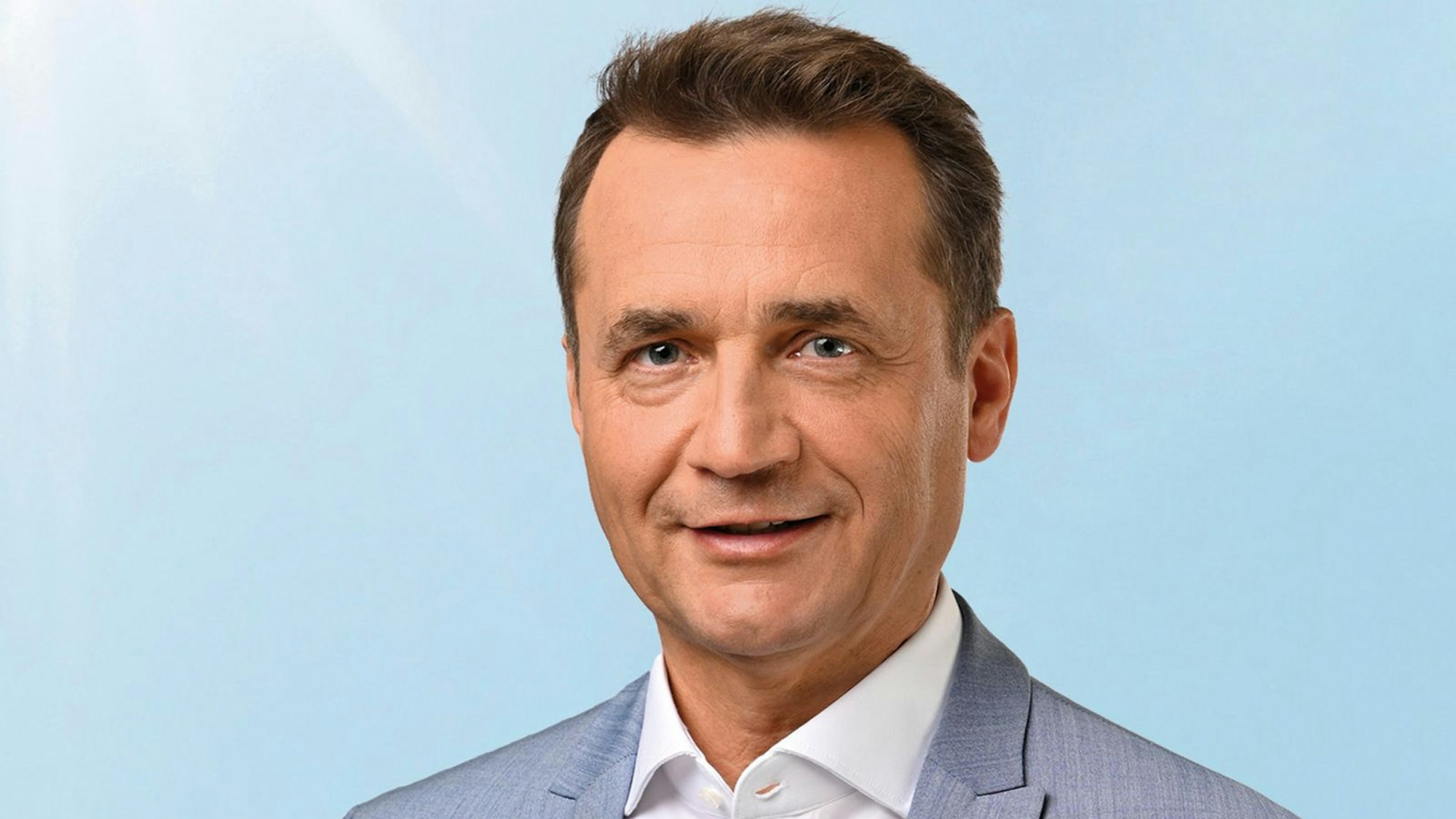 Wie sich die Entwicklungen des Klimawandels konkret auf die Arbeit des Wetterexperten Donald Bäcker auswirken und ob Deutschland ein Rekordsommer 2025 bevorsteht, verrät der 57-Jährige im Interview mit der Nachrichtenagentur teleschau. (Bild: HR/Sebastian Reimold)