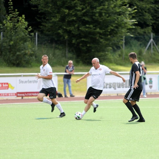 Mario Basler zeigte beim Benefizspiel vor 350 Zuschauern, dass er fußballerisch nichts verlernt hat.