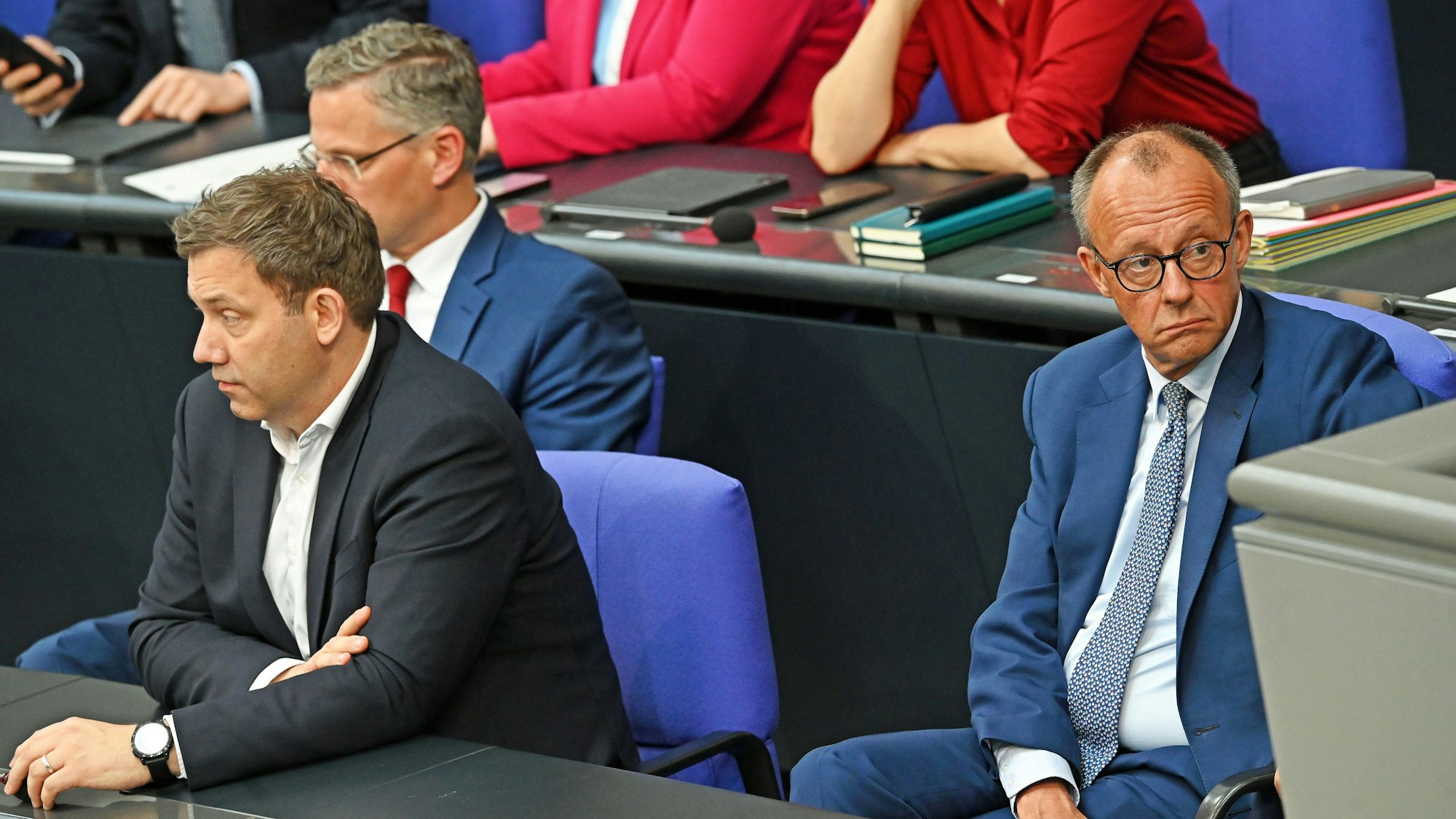 Nach gutem Start wirft die abgesetzte Richterwahl Friedrich Merz (CDU, r) und Lars Klingbeil (SPD) zurück.